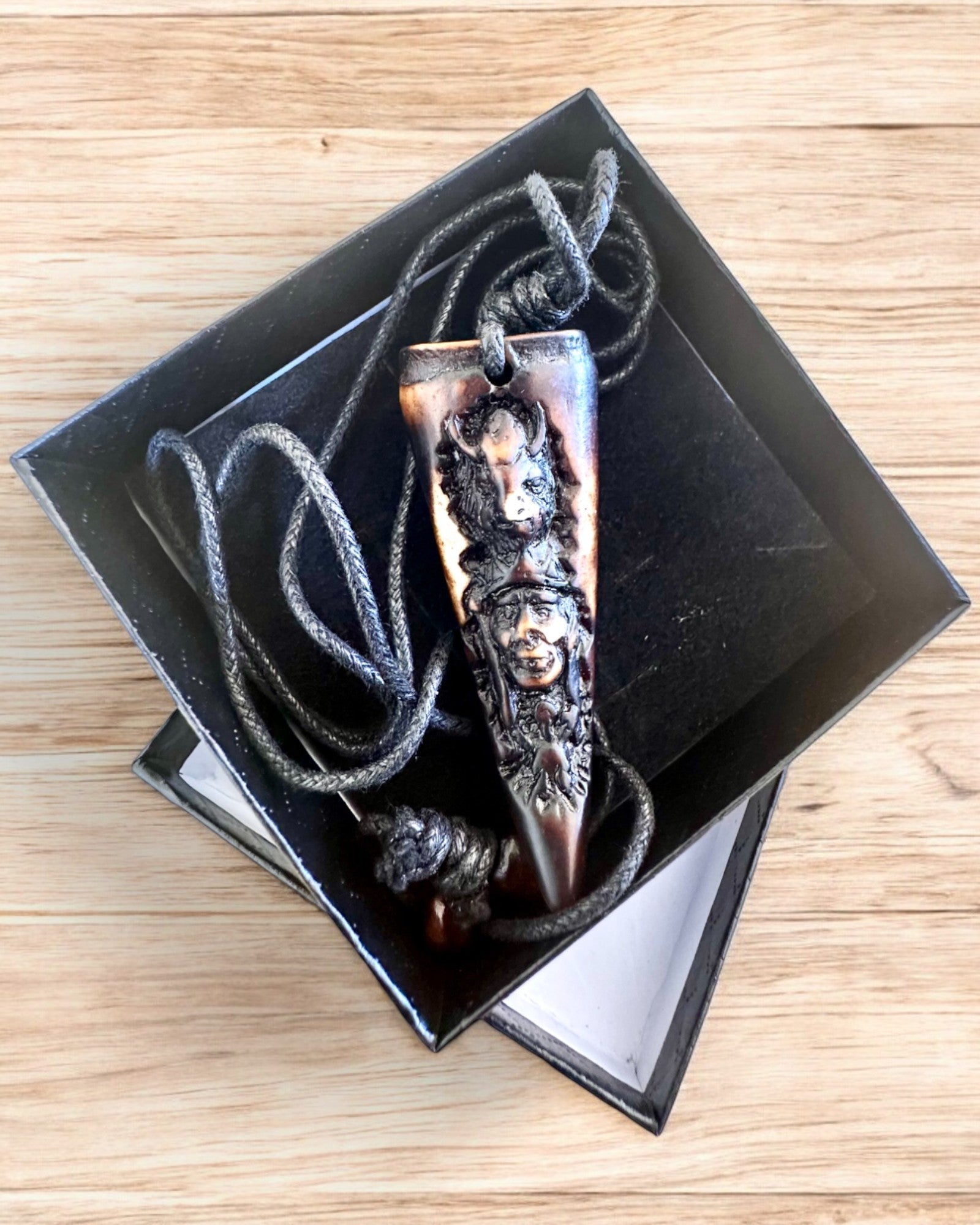 Collana Dente di Lupo, amuleto in Resina - Mistica Forza della Natura, possibilità di personalizzazione con incisione per regalo