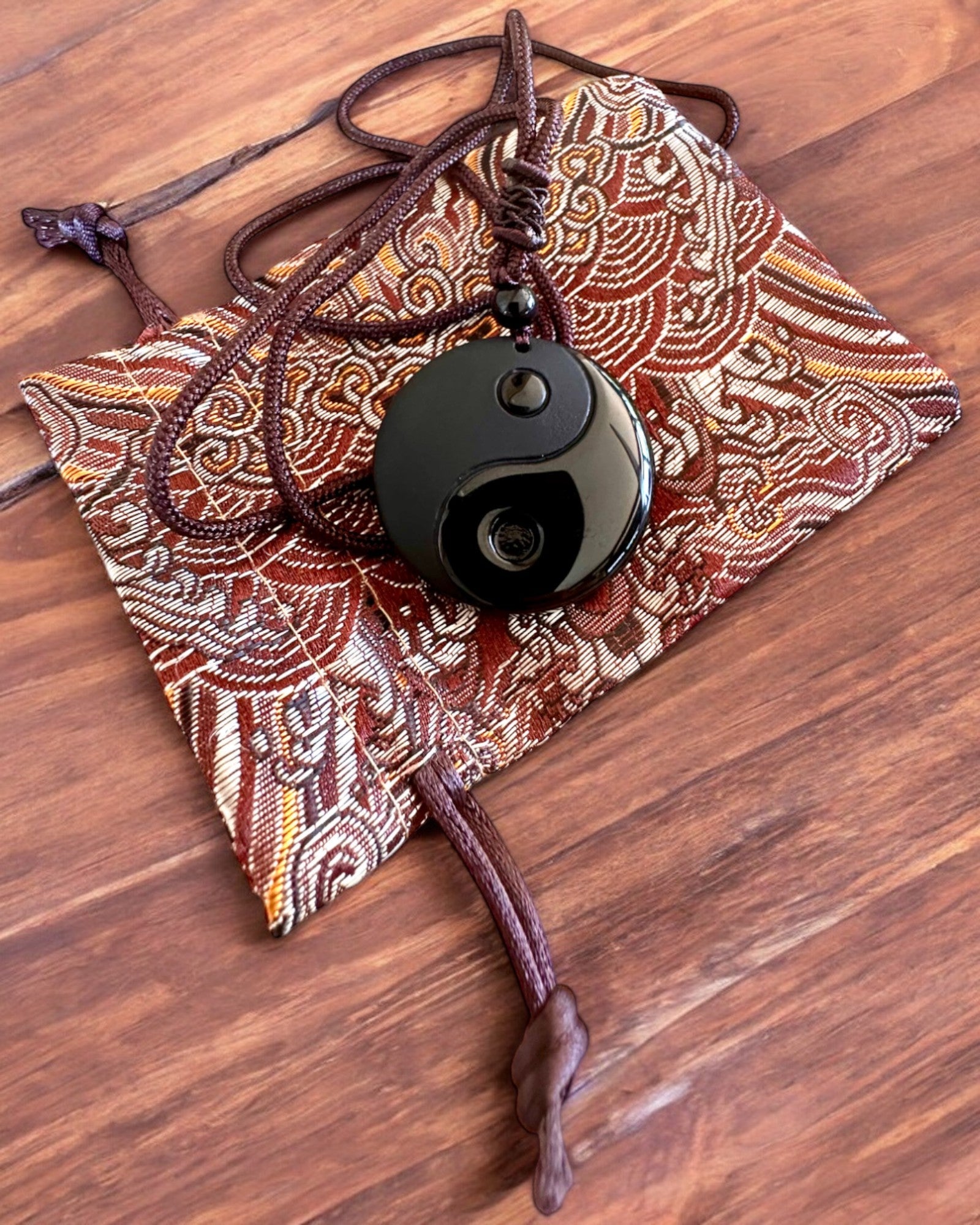 Collana Boho in Ossidiana Yin Yang Tai Chi, possibilità di personalizzazione con incisione per regalo