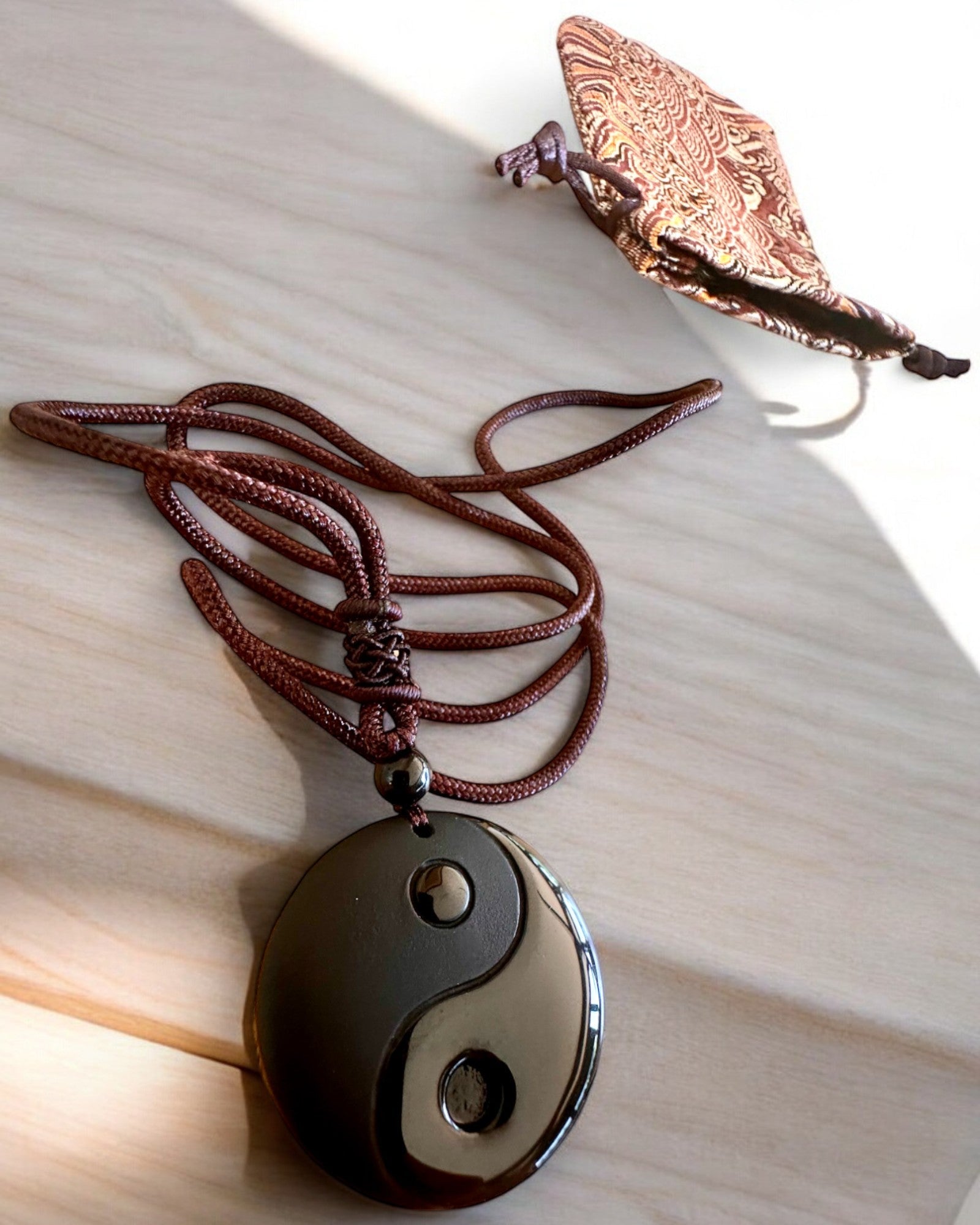 Collana Boho in Ossidiana Yin Yang Tai Chi, possibilità di personalizzazione con incisione per regalo
