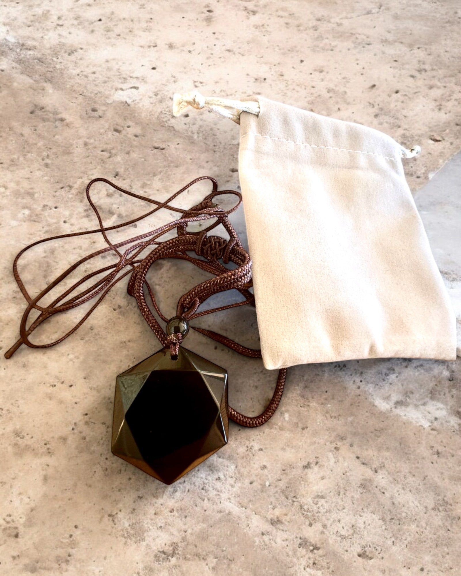 Amuleto in ossidiana nera "Stella di David", possibilità di personalizzazione con incisione per regalo