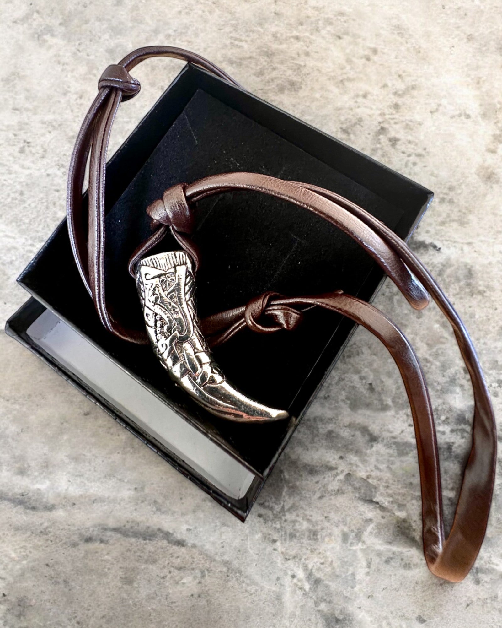 Zanna di Lupo in acciaio inossidabile – Amuleto del Coraggio, collana con possibilità di personalizzazione con incisione per regalo