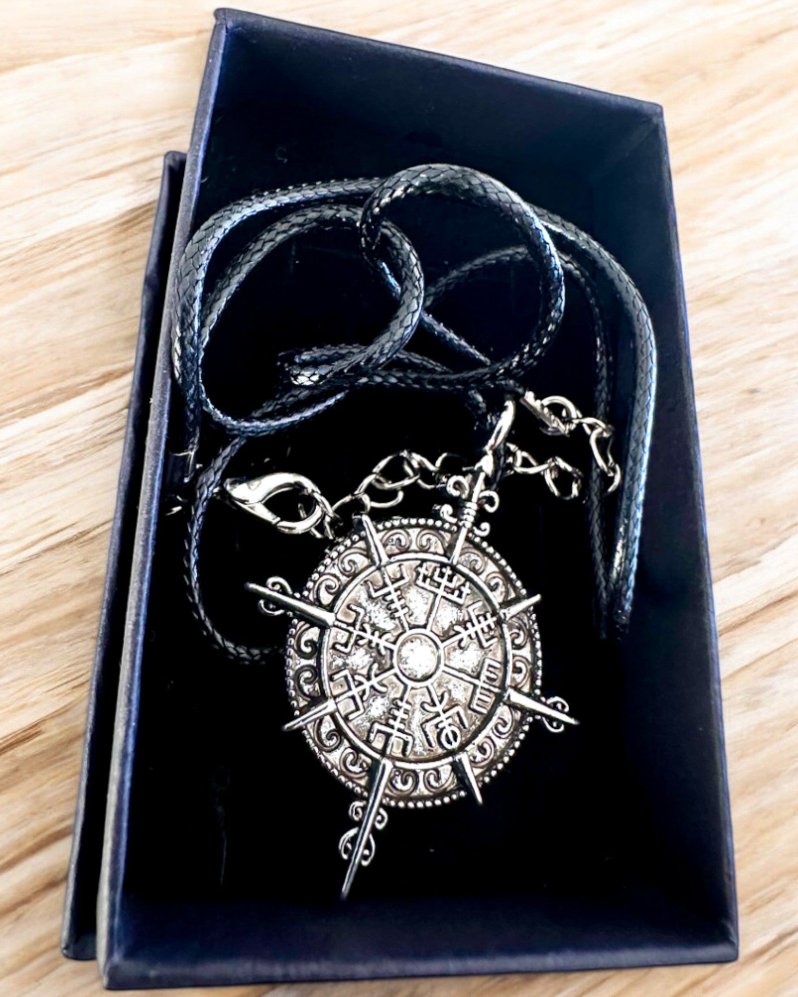 Amuleto Guerriero del Nord - Bussola del Vichingo, possibilità di personalizzazione con incisione per regalo, 2 varianti a scelta