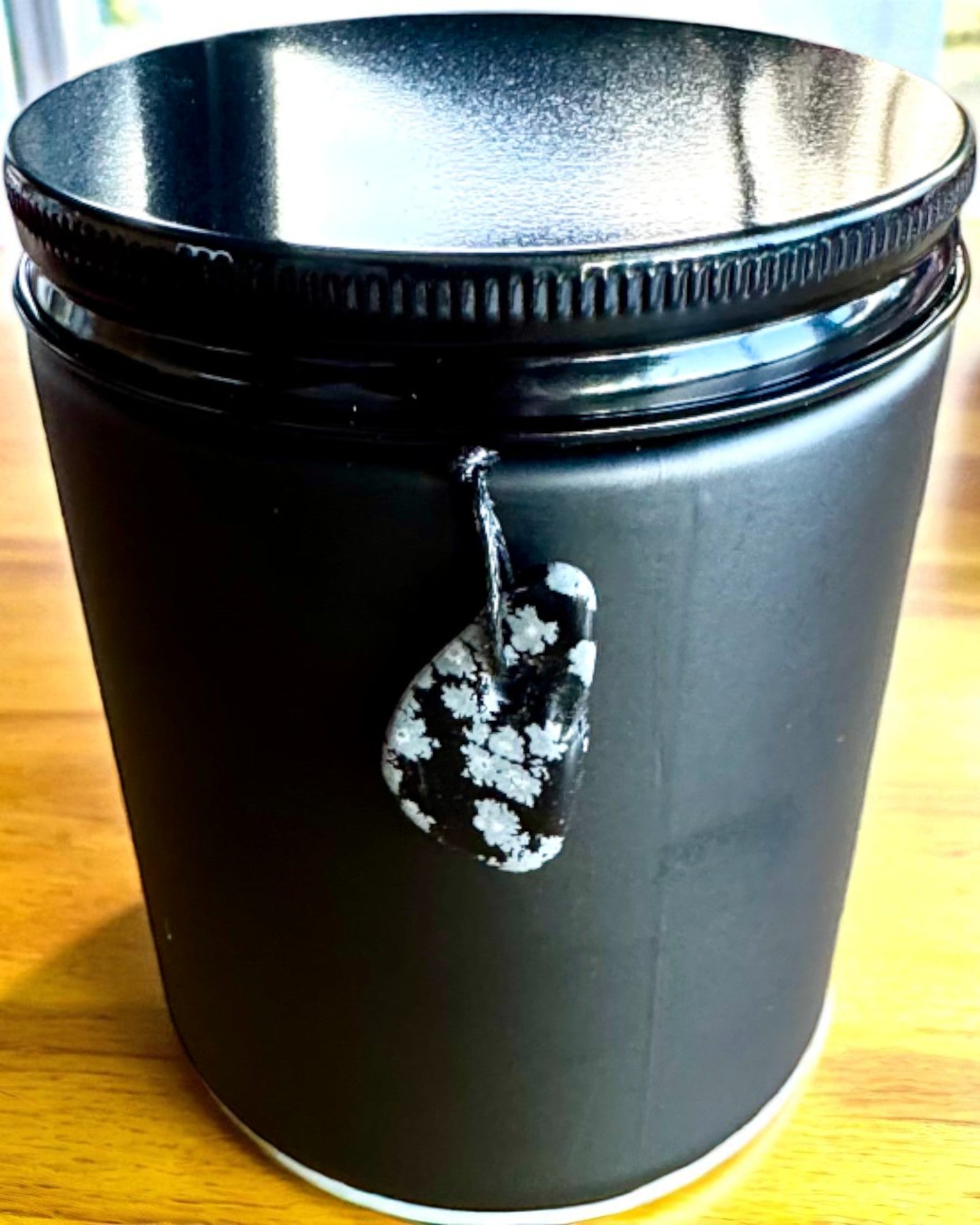 Candela di soia intenzionale Ossidiana – fiducia in sé stessi e forza interiore, 250 ml, possibilità di personalizzazione come regalo