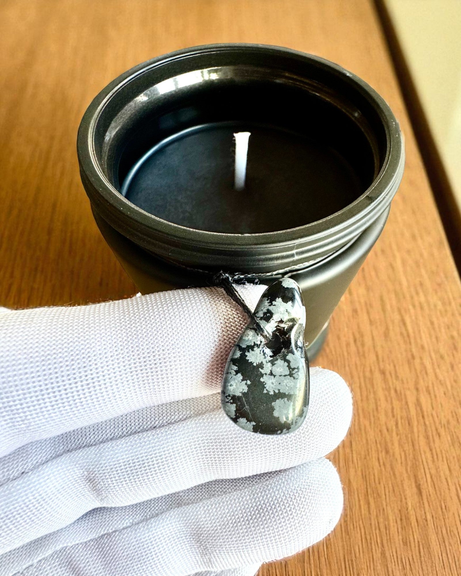 Candela di soia intenzionale Ossidiana – fiducia in sé stessi e forza interiore, 250 ml, possibilità di personalizzazione come regalo