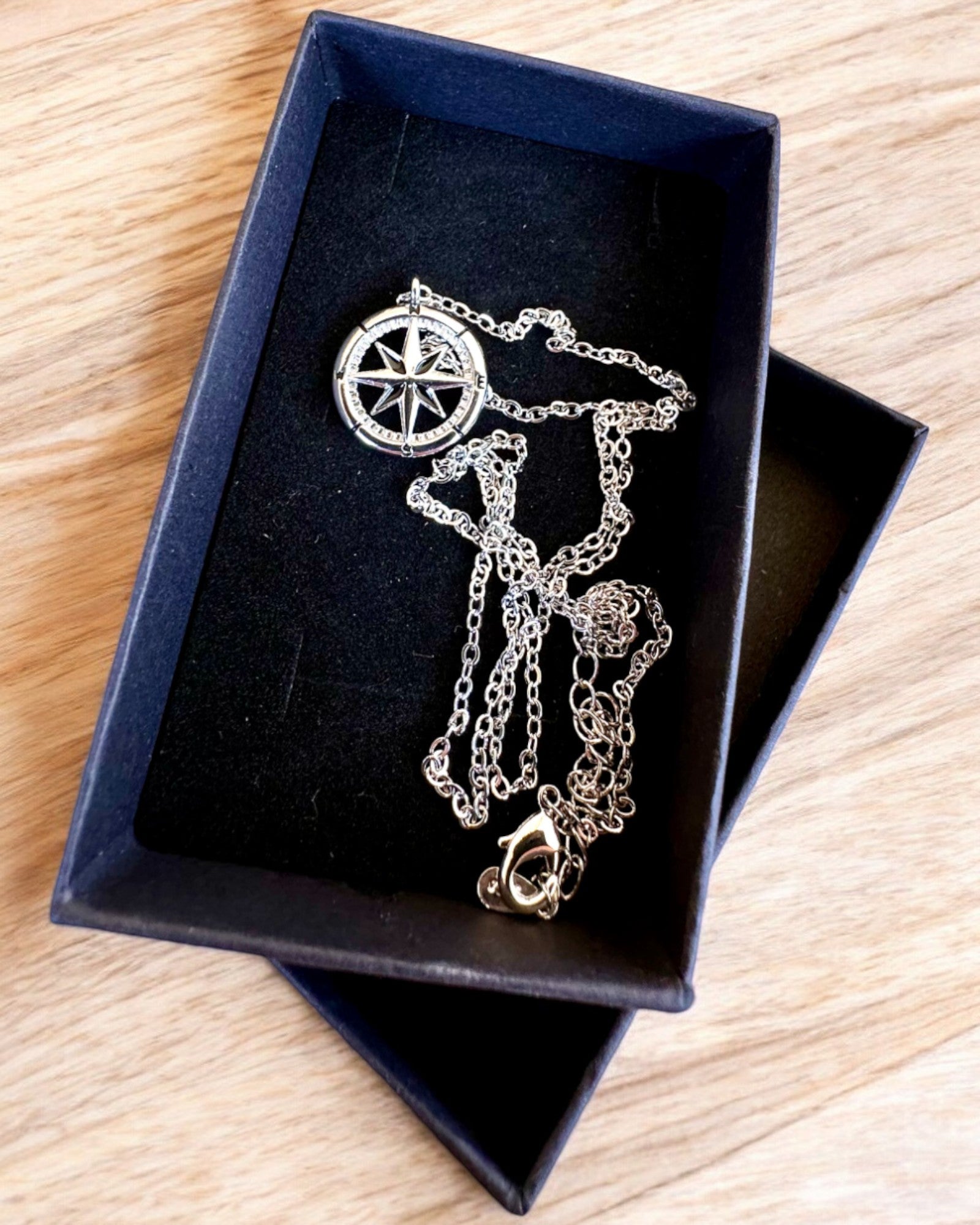 Collana in Argento con Piccolo Simbolo - Bussola del "Viaggiatore", possibilità di personalizzazione con incisione per regalo