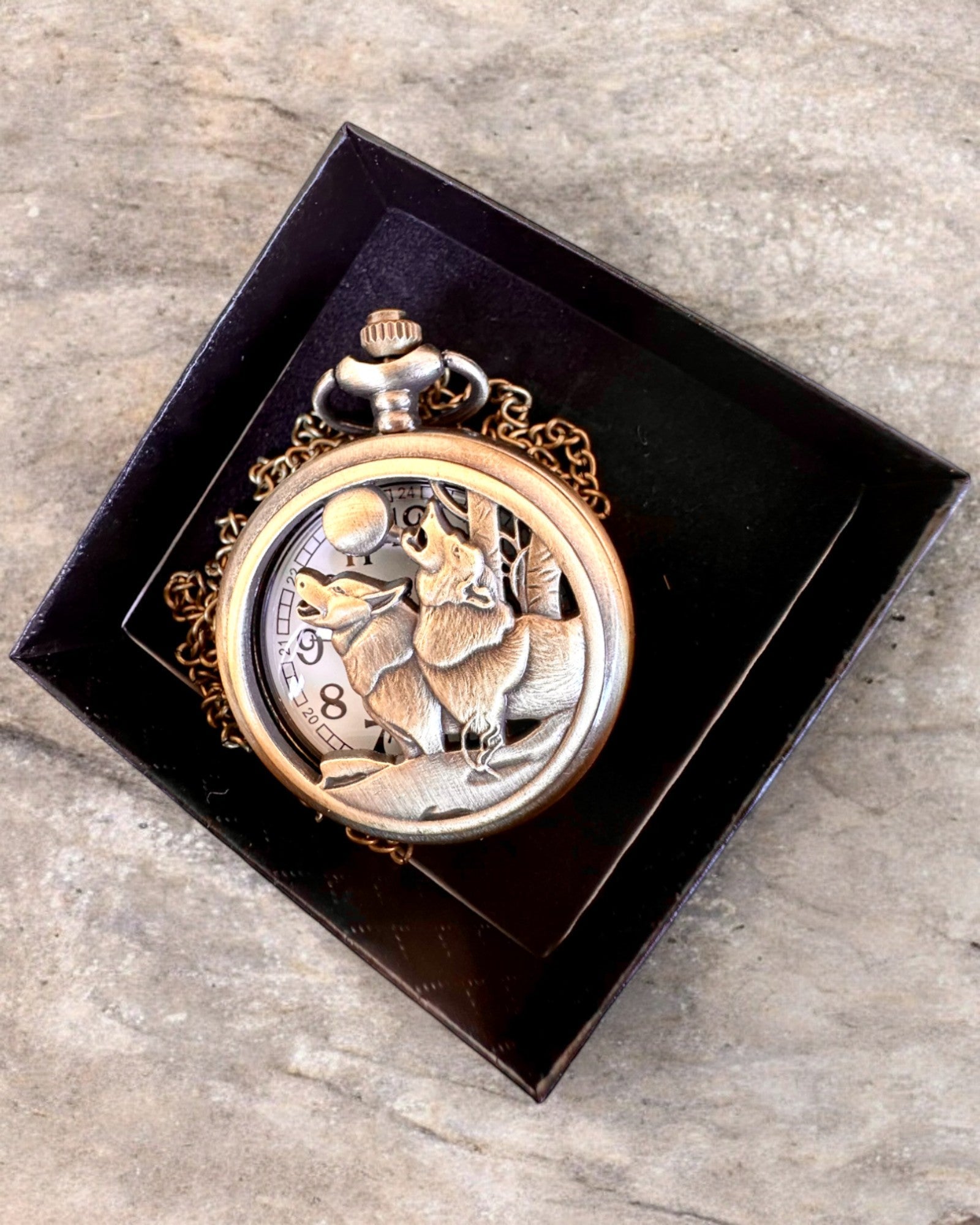 "Luna Wolf" – Orologio da Tasca Elegante con Lupi, possibilità di personalizzazione con incisione per regalo
