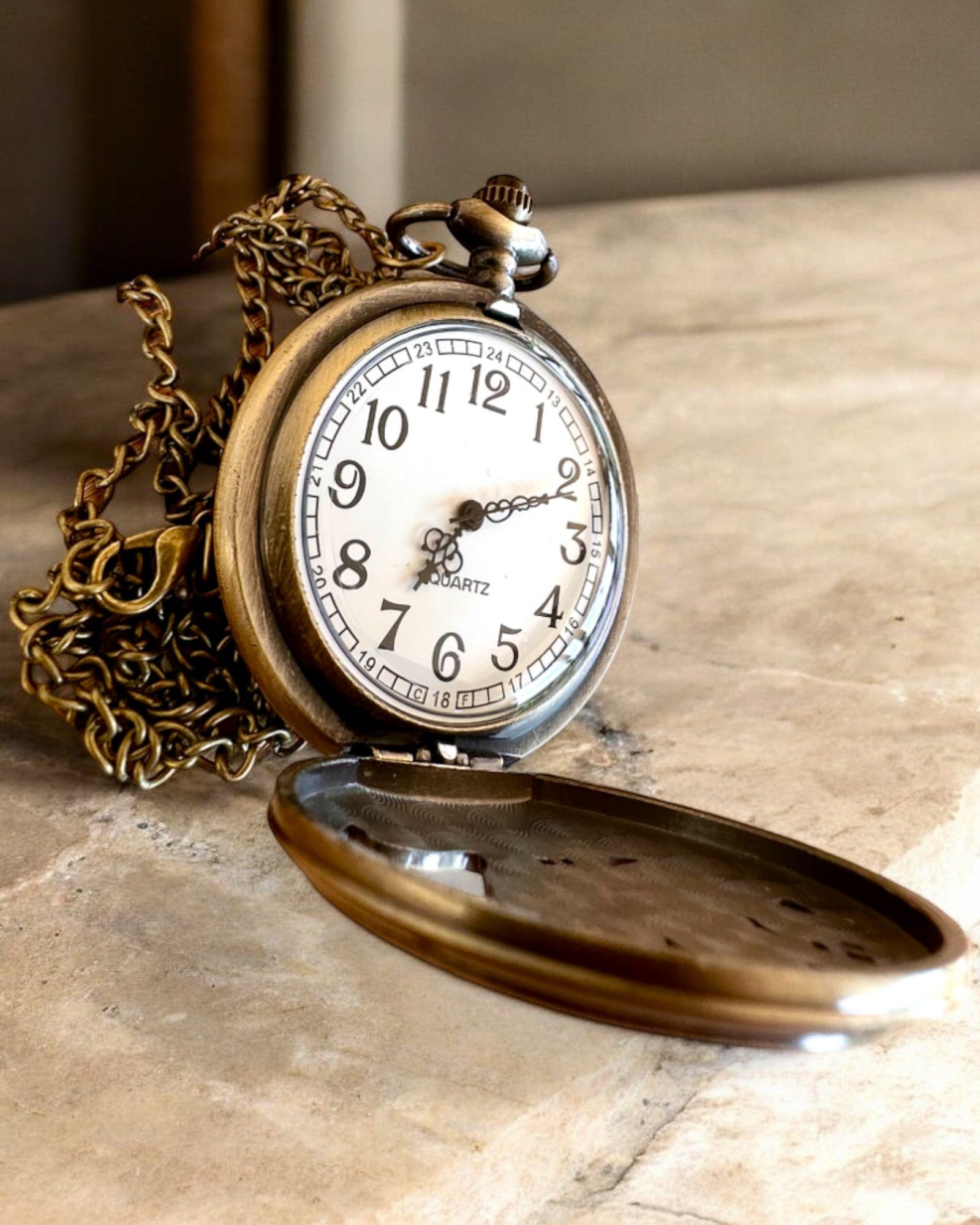 "Luna Wolf" – Orologio da Tasca Elegante con Lupi, possibilità di personalizzazione con incisione per regalo