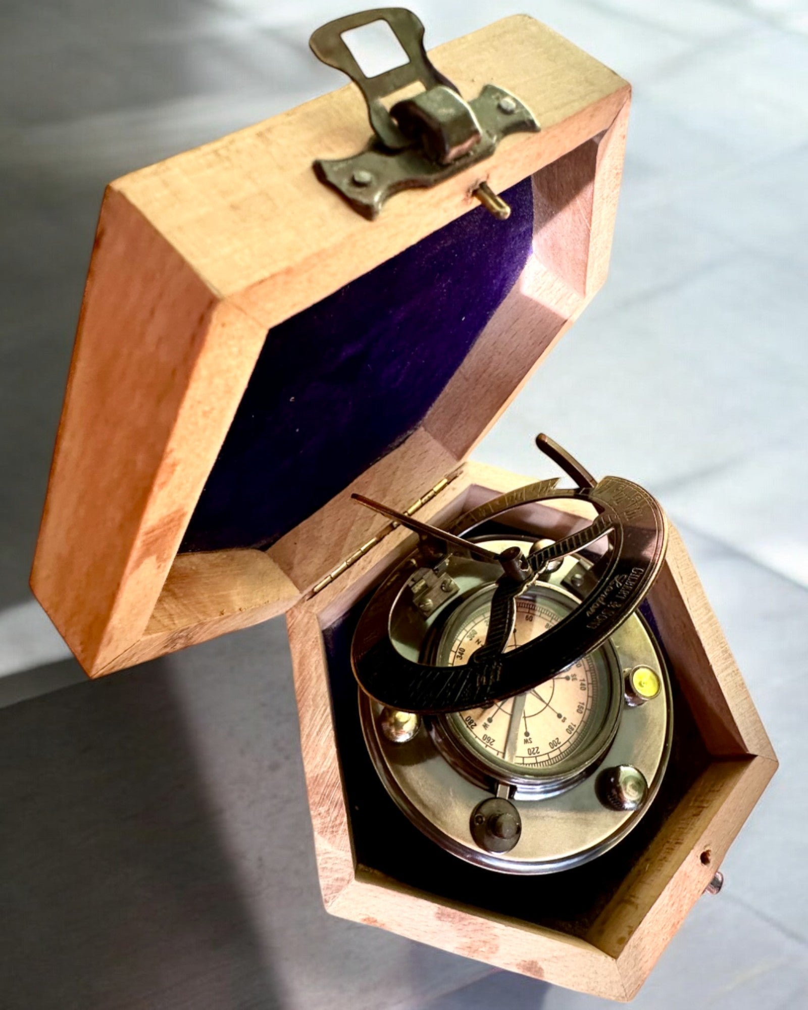 Bussola del Capitano "Odkrywca 2" - possibilità di personalizzazione con incisione per regalo, 2 varianti di colore a scelta