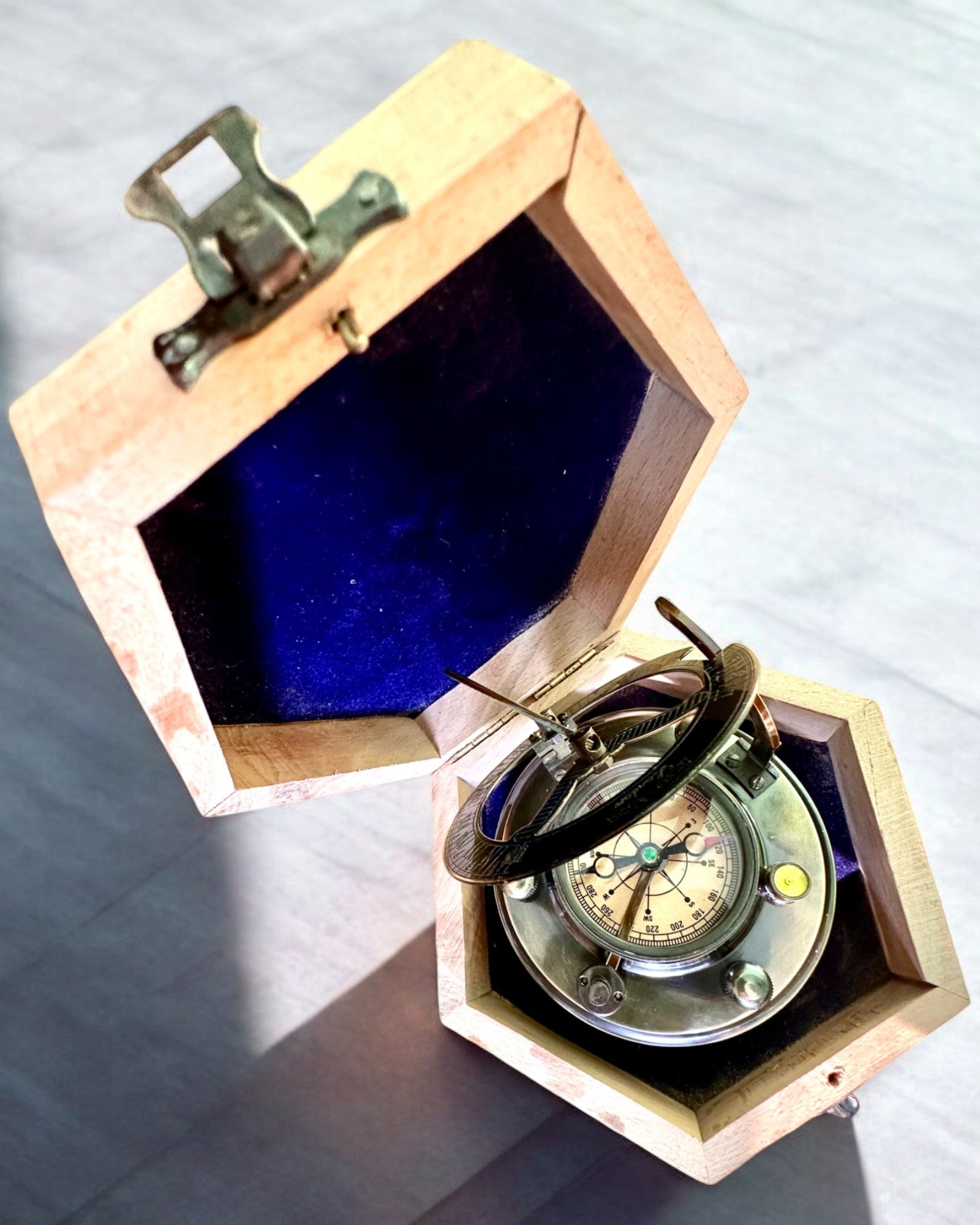 Bussola del Capitano "Odkrywca 2" - possibilità di personalizzazione con incisione per regalo, 2 varianti di colore a scelta