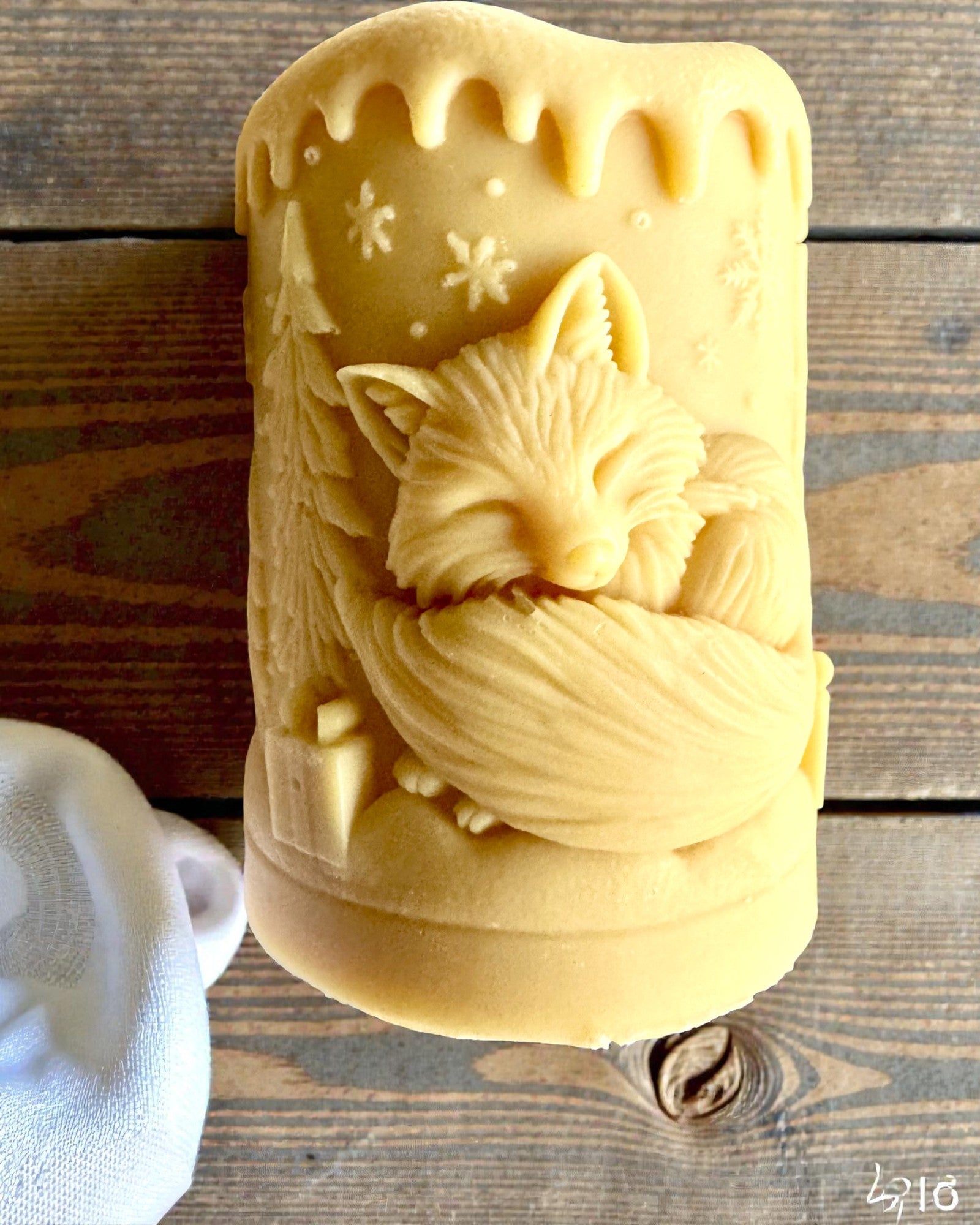 Candela di soia Volpe Invernale, altezza 7,5 cm, candela di soia colata a mano con una dolce volpe addormentata, personalizzabile con incisione sulla targhetta