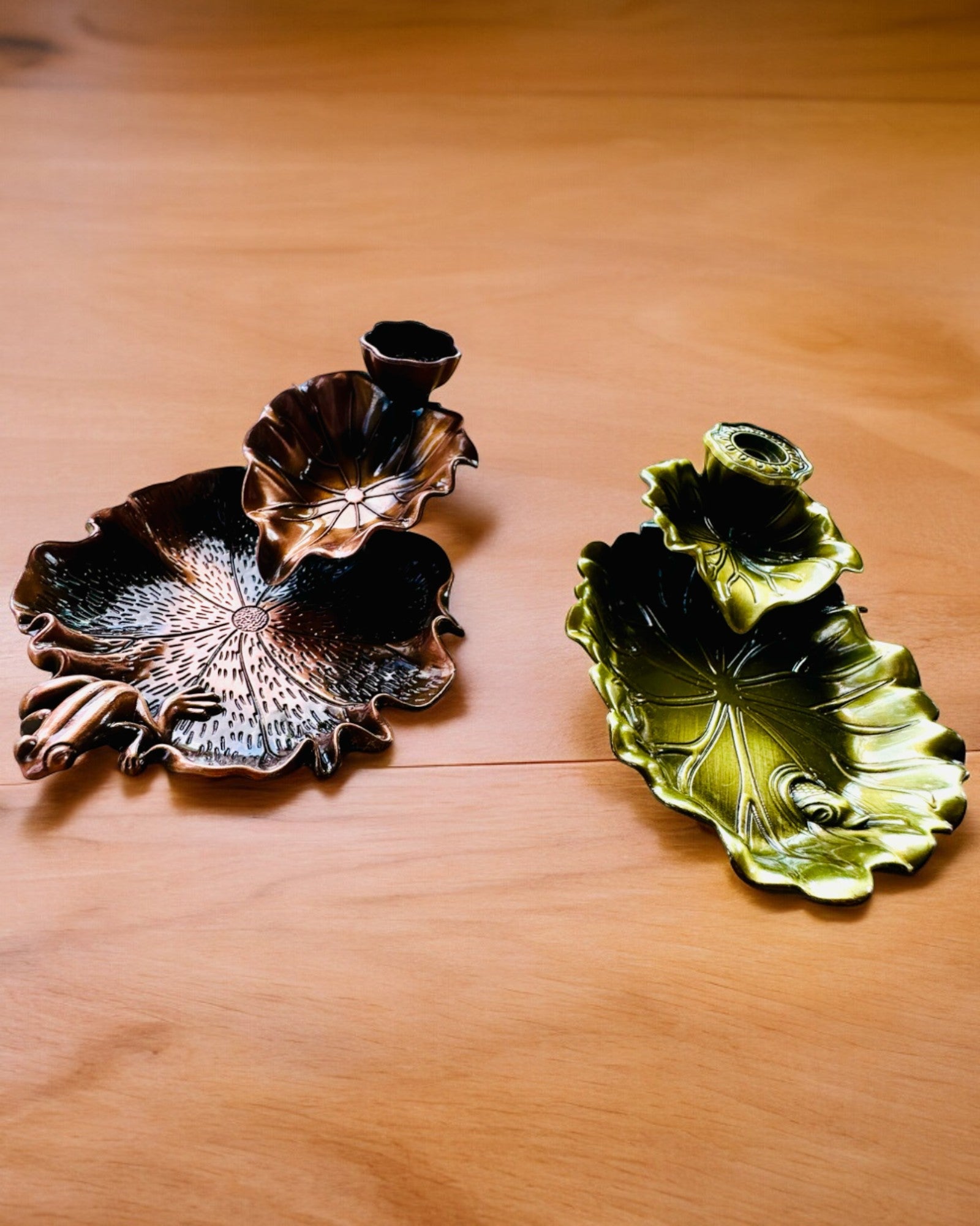 Elegante Porta Incenso in Metallo a Forma di Foglia di Loto - 4 varianti disponibili, possibilità di personalizzazione con incisione per regalo