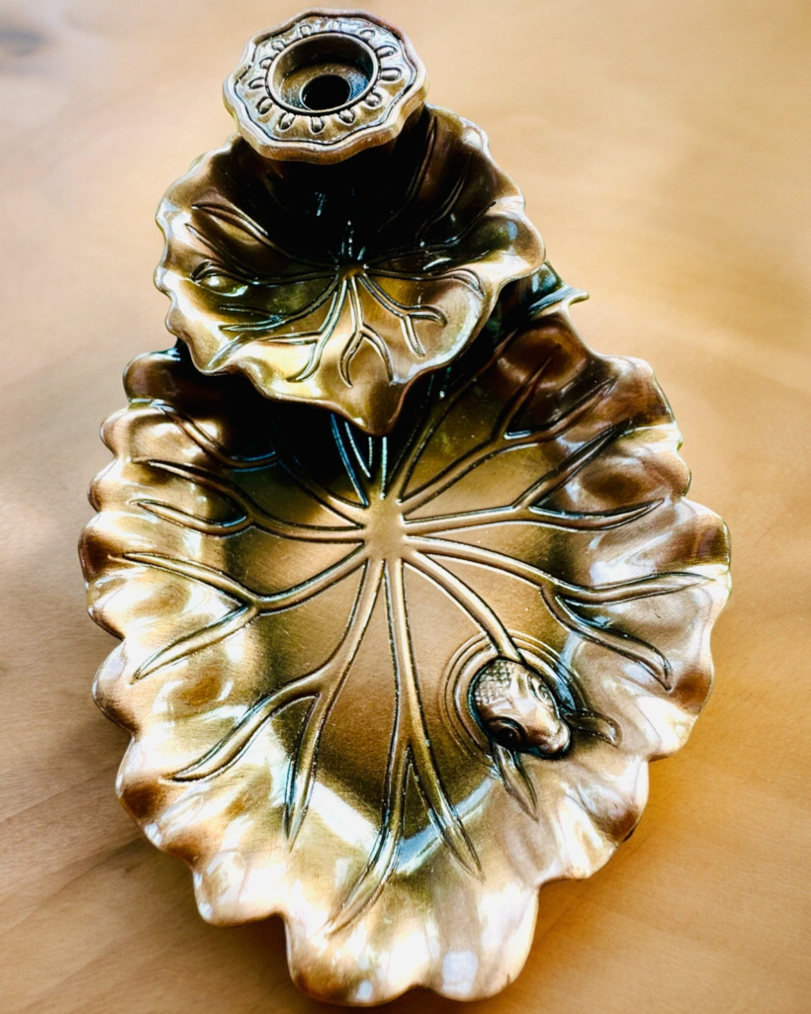 Elegante Porta Incenso in Metallo a Forma di Foglia di Loto - 4 varianti disponibili, possibilità di personalizzazione con incisione per regalo