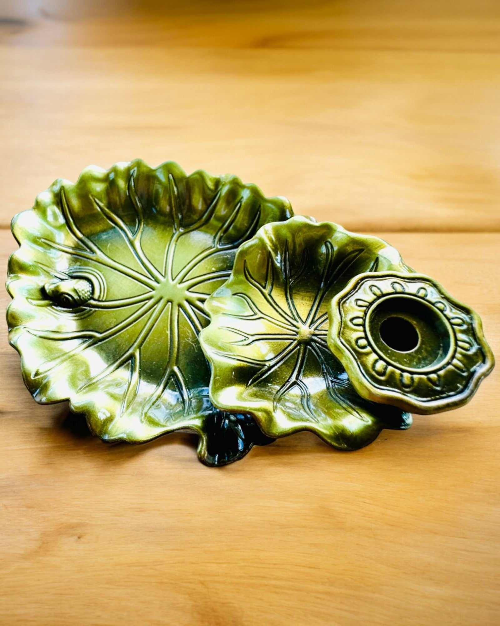 Elegante Porta Incenso in Metallo a Forma di Foglia di Loto - 4 varianti disponibili, possibilità di personalizzazione con incisione per regalo