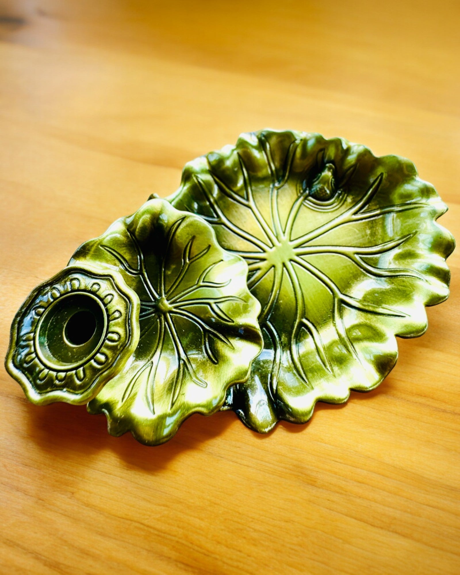 Elegante Porta Incenso in Metallo a Forma di Foglia di Loto - 4 varianti disponibili, possibilità di personalizzazione con incisione per regalo