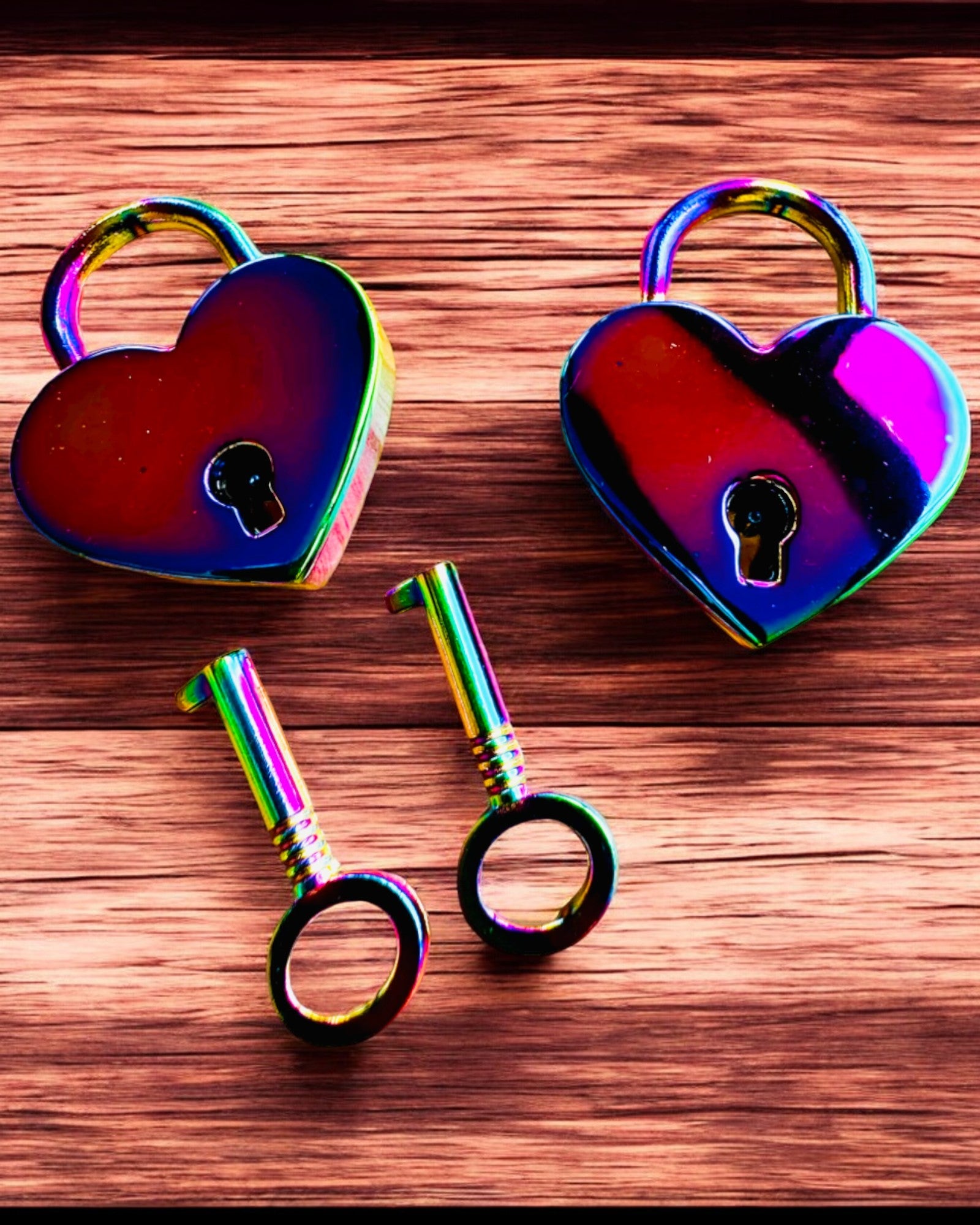 Mini Lucchetti d'Amore a Forma di Cuore DeLuxe, Set di 2 lucchetti con chiavi, 6 varianti tra cui scegliere, possibilità di personalizzazione con incisione per regalo