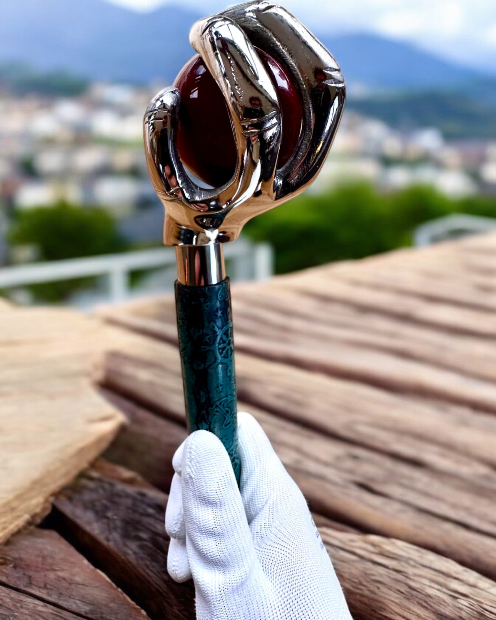 Bastone da passeggio "Mano Reale" – realizzato a mano con pelle naturale, possibilità di personalizzazione con incisione