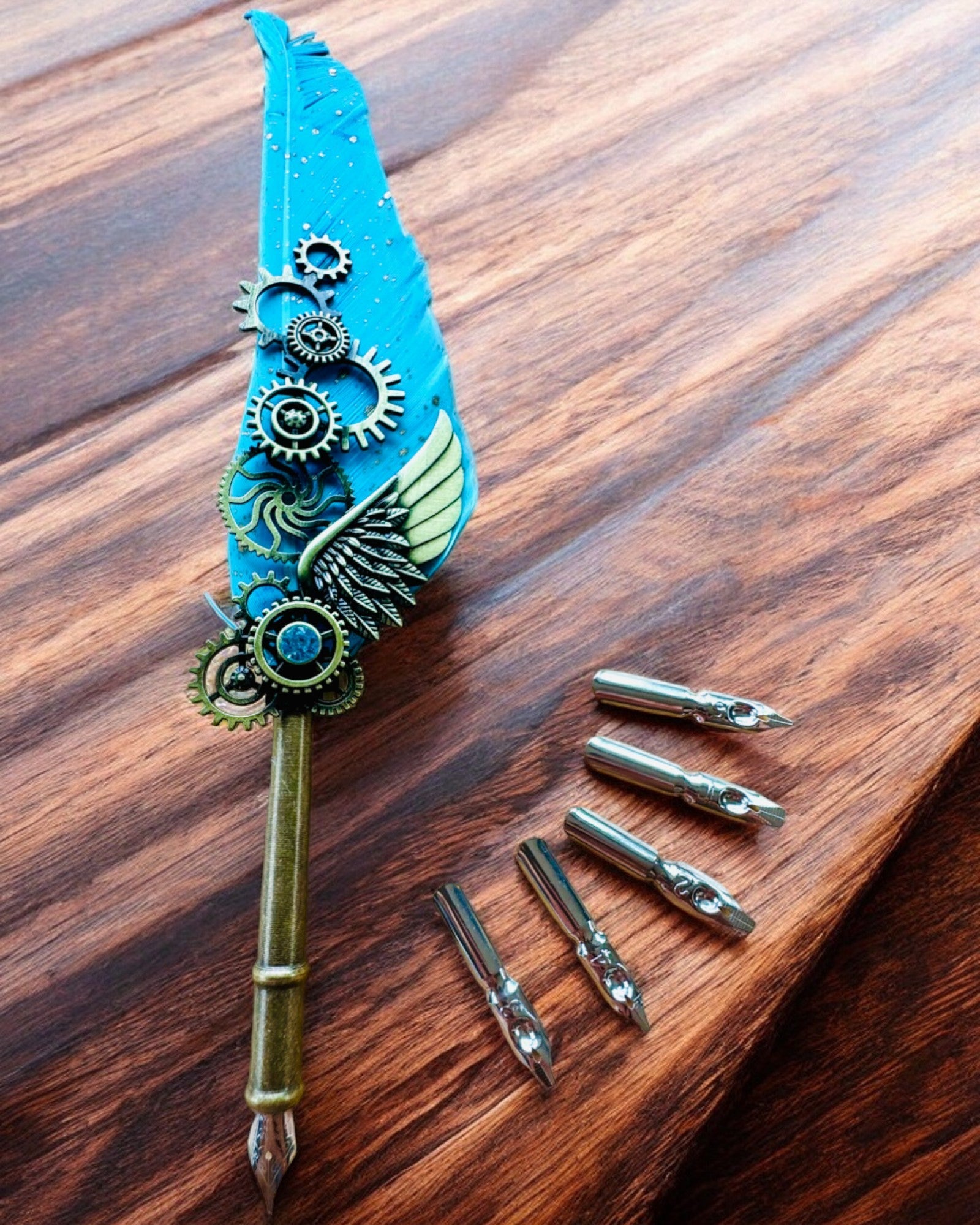 Penna Calligrafica "Eleganza Steampunk" con Piuma di Tacchino - Fatto a Mano 5 varianti tra cui scegliere, personalizzazione con incisione per regalo