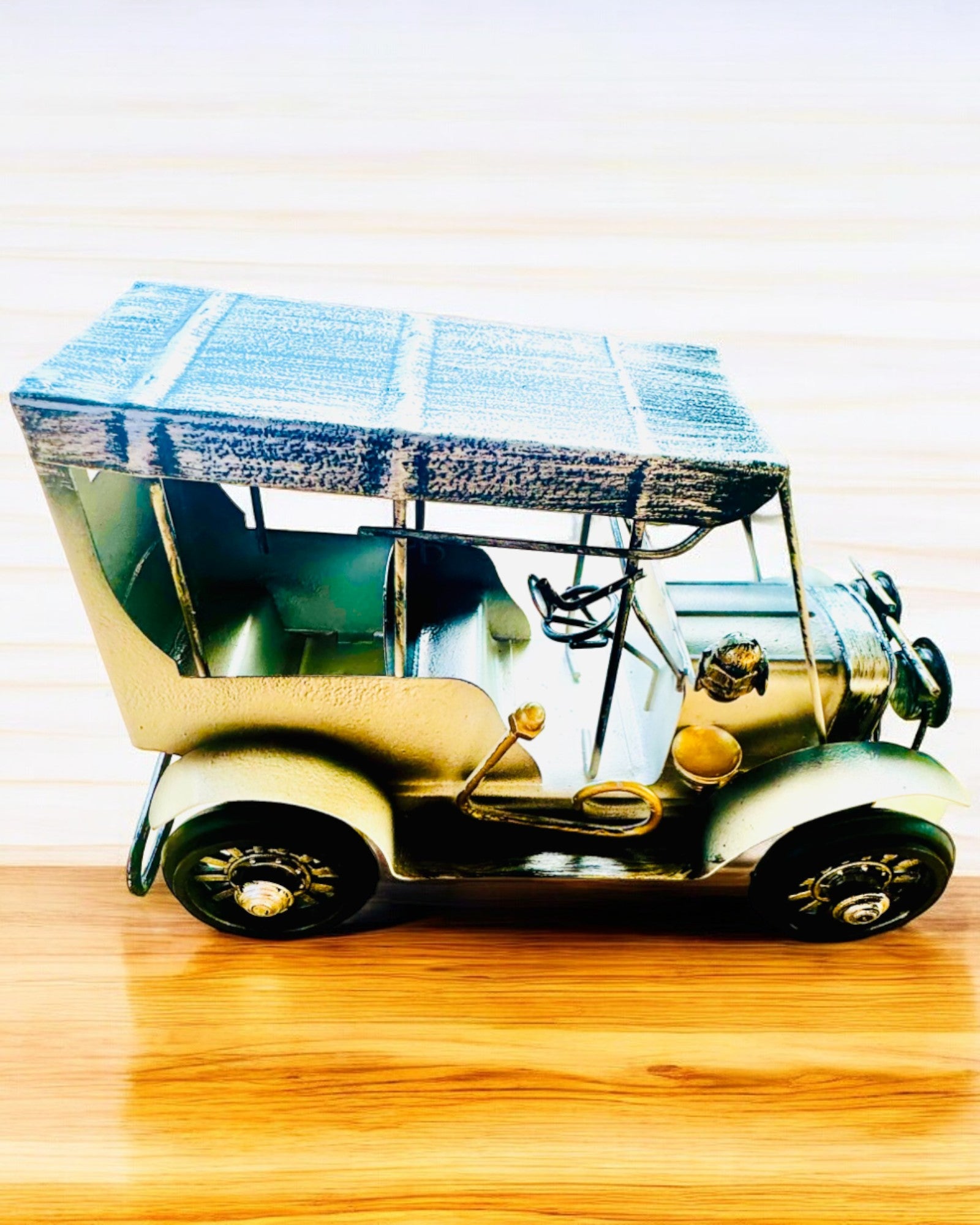 Modello classico di auto retrò - tre varianti con opzione di incisione per regalo