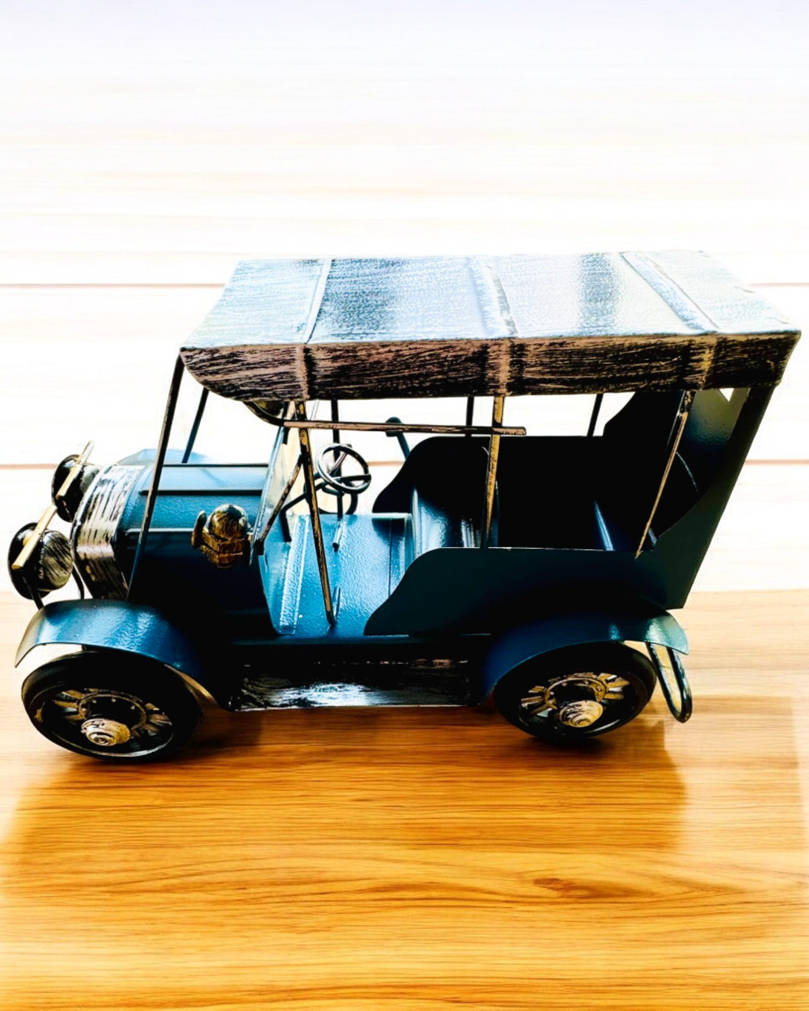 Modello classico di auto retrò - tre varianti con opzione di incisione per regalo