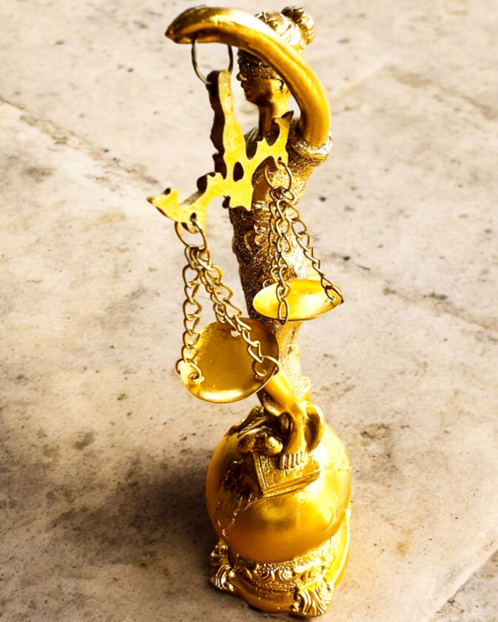 Statuetta Dea della Giustizia – Decorazione Artistica per Scaffale, Artigianato in Resina, personalizzazione con incisione