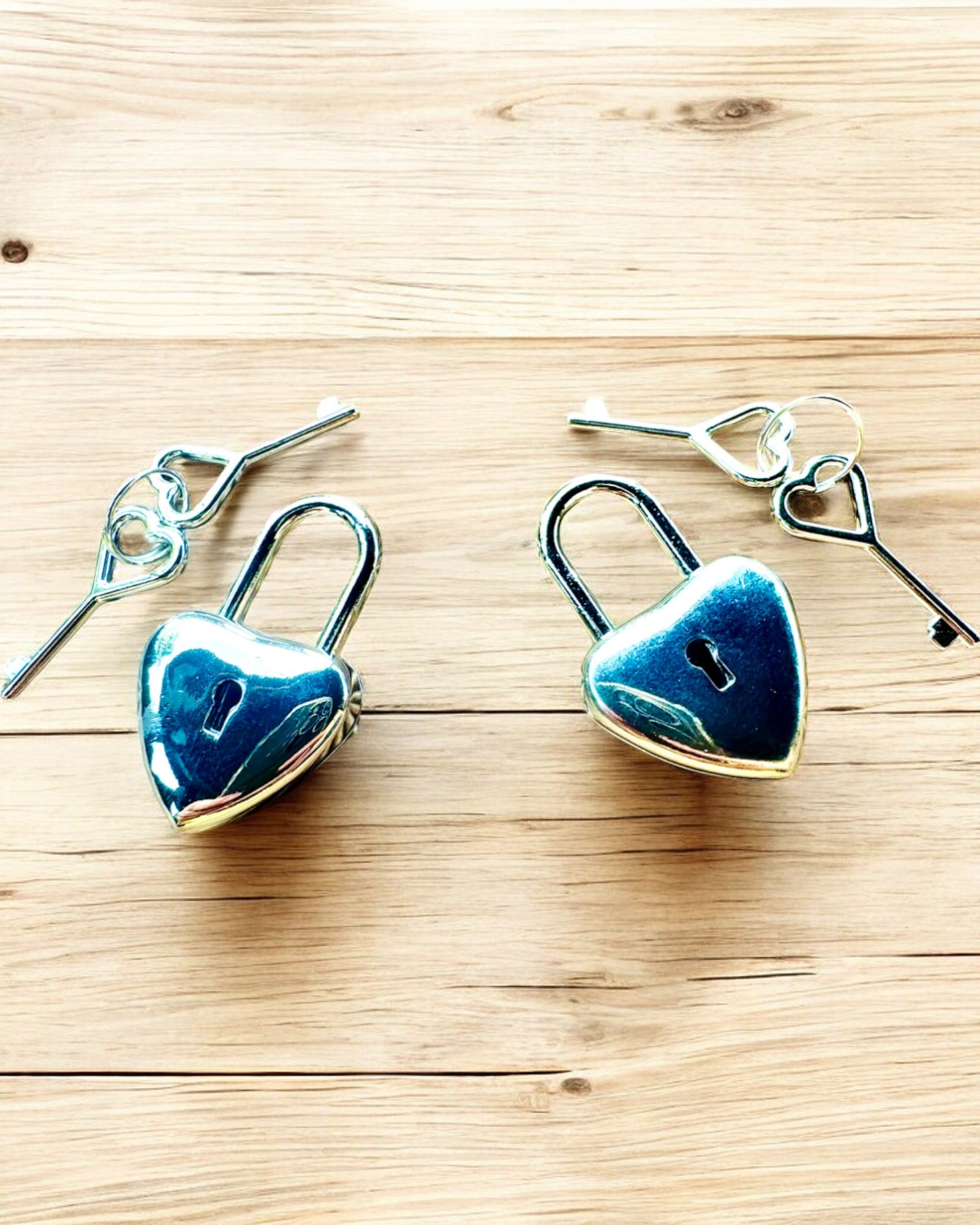 Chiavi dell'Amore in colore Argento 2 mini Lucchetti a Forma di Cuore, possibilità di personalizzazione con incisione per regalo