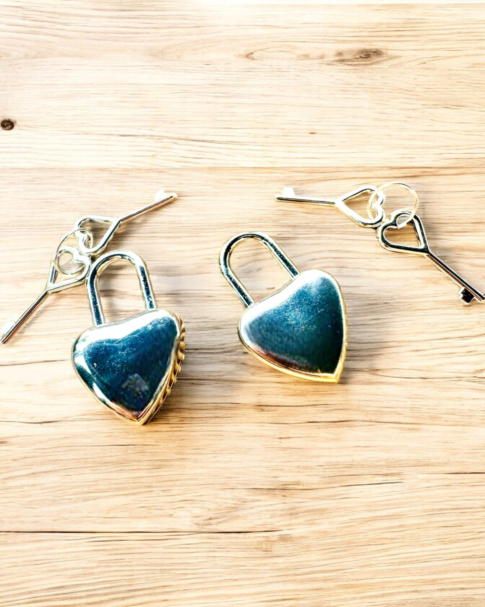 Chiavi dell'Amore in colore Argento 2 mini Lucchetti a Forma di Cuore, possibilità di personalizzazione con incisione per regalo