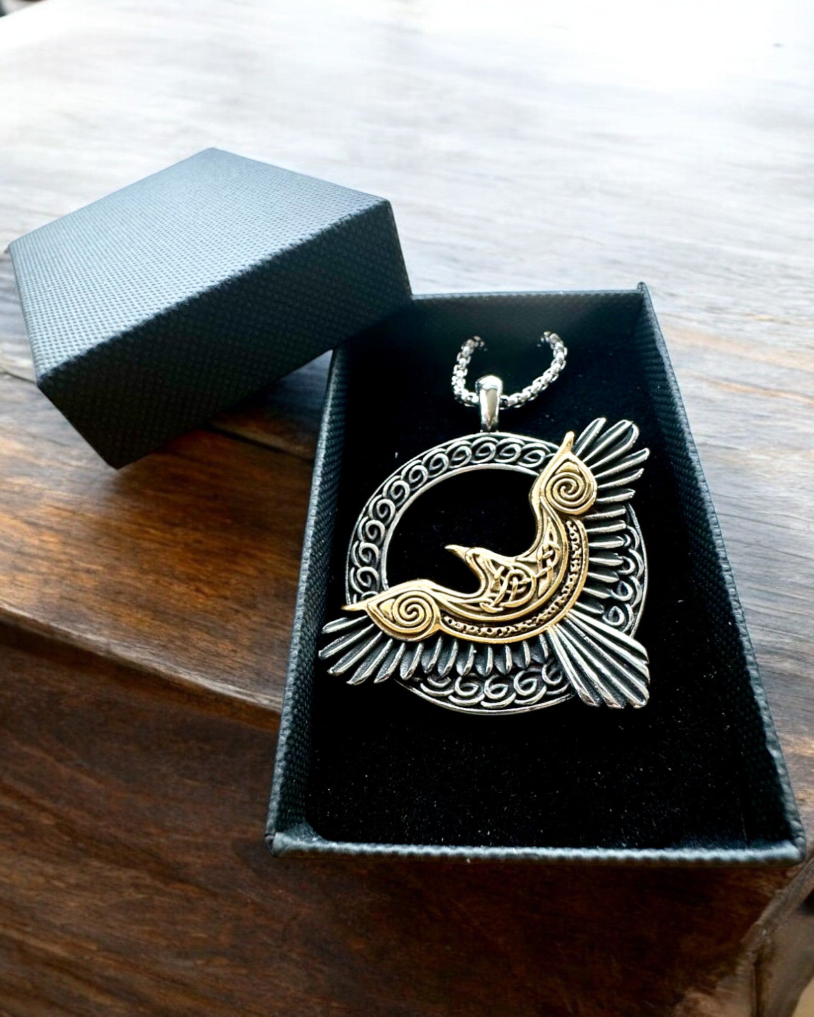 Amuleto del Falco d'Acciaio - Collana con incisione, ispirata all'arte Celtica, per regalo