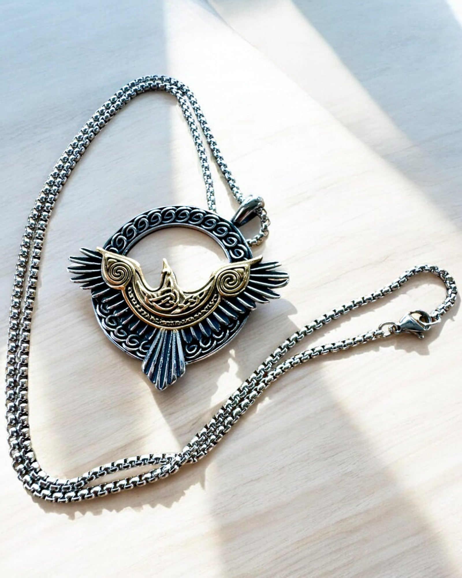 Amuleto del Falco d'Acciaio - Collana con incisione, ispirata all'arte Celtica, per regalo