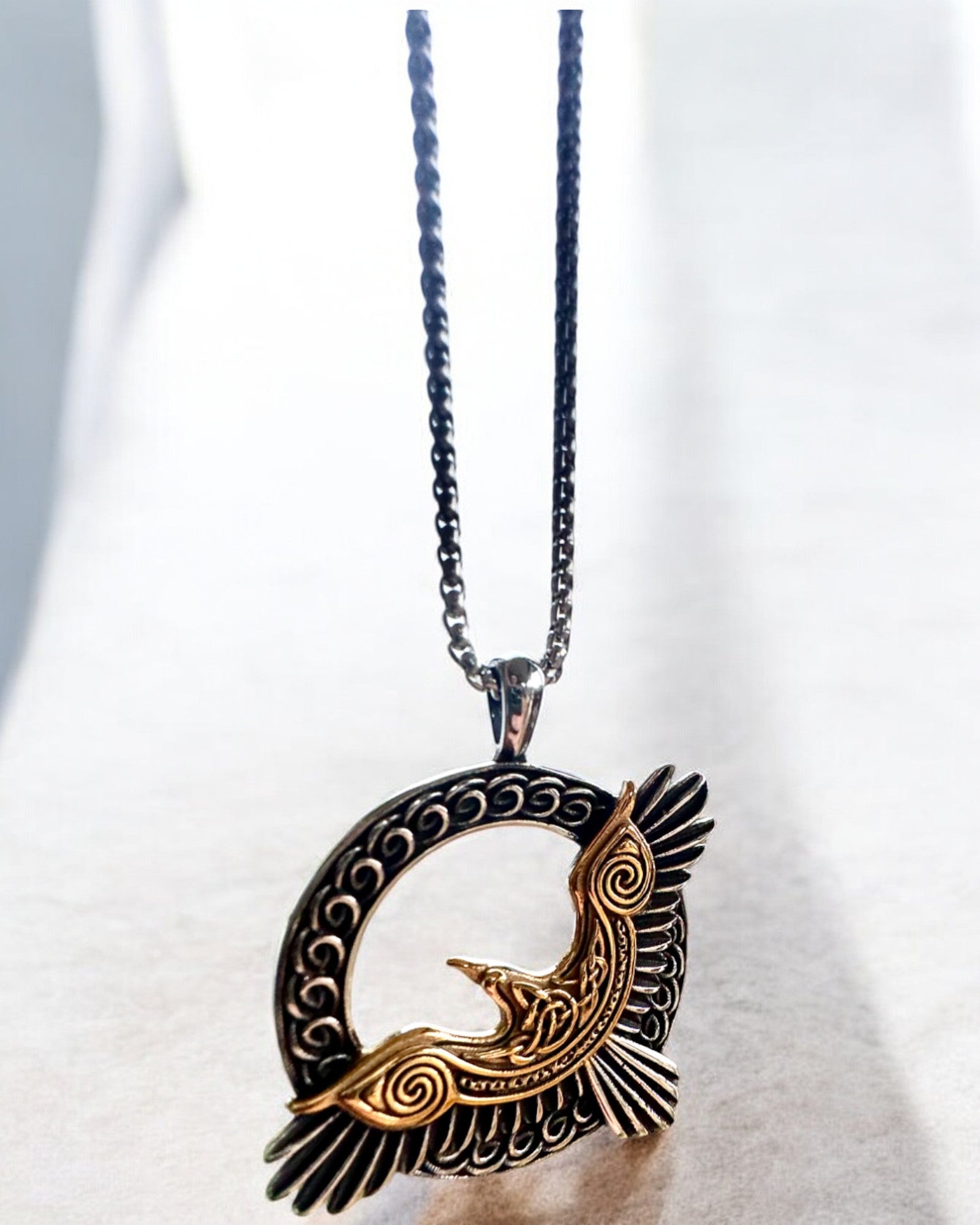 Amuleto del Falco d'Acciaio - Collana con incisione, ispirata all'arte Celtica, per regalo
