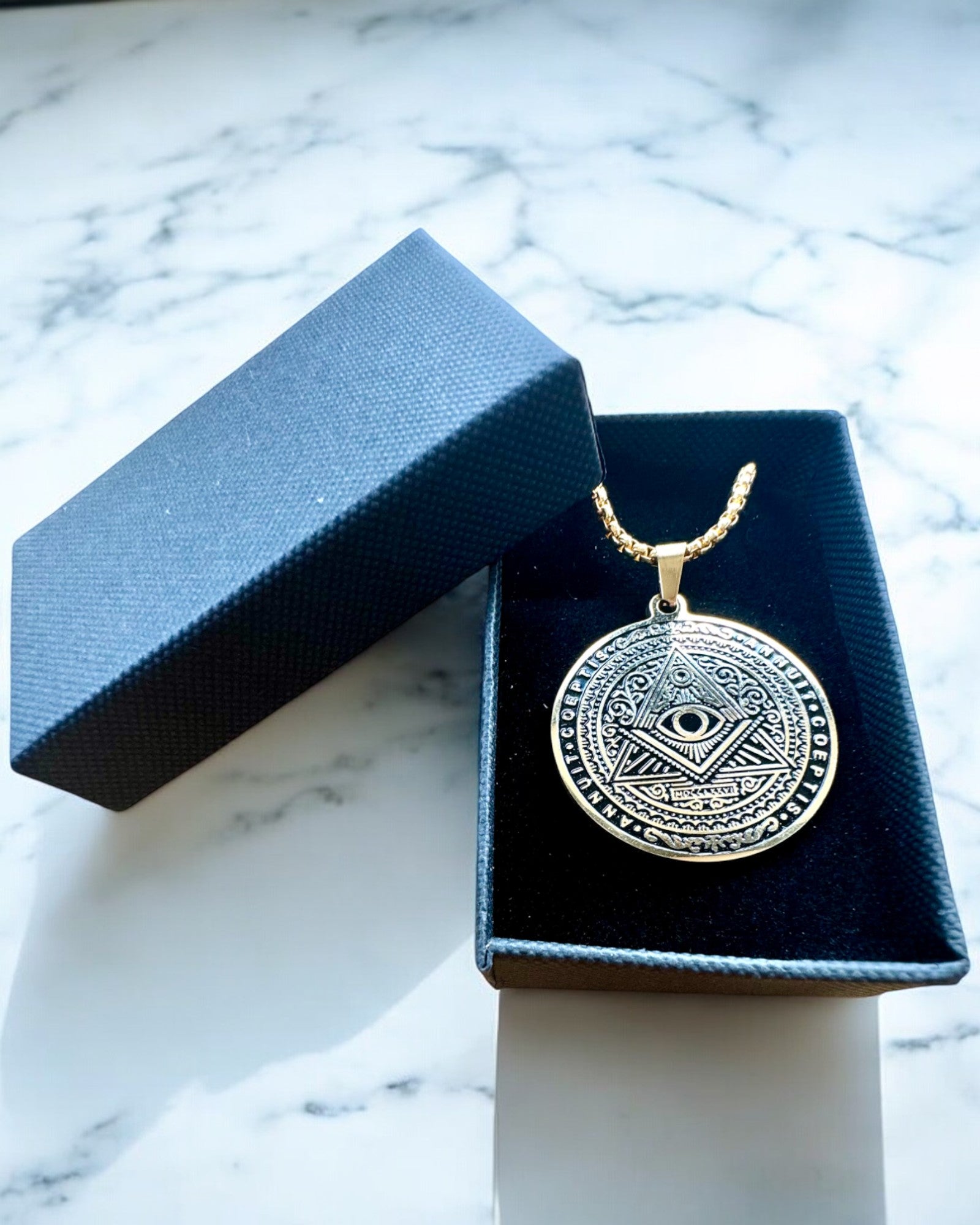 Amuleto del Potere Misterioso - Collana con Incisione, 2 varianti di colore a scelta