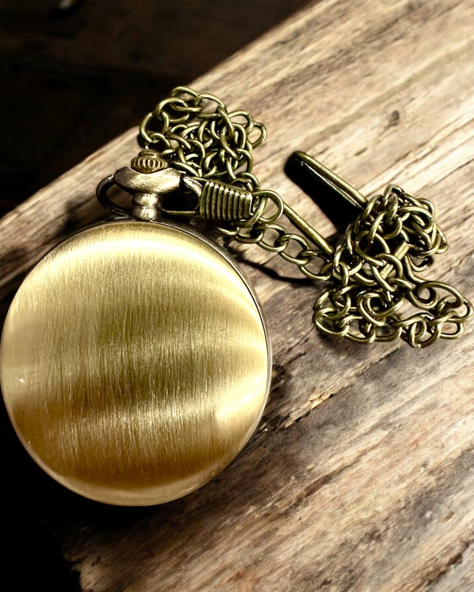 Antico Bussola Tascabile in Bronzo Dorato con Motivo Trafitto – Perfetto per Esploratori e Amanti del Retrò. Personalizzazione con Incisione