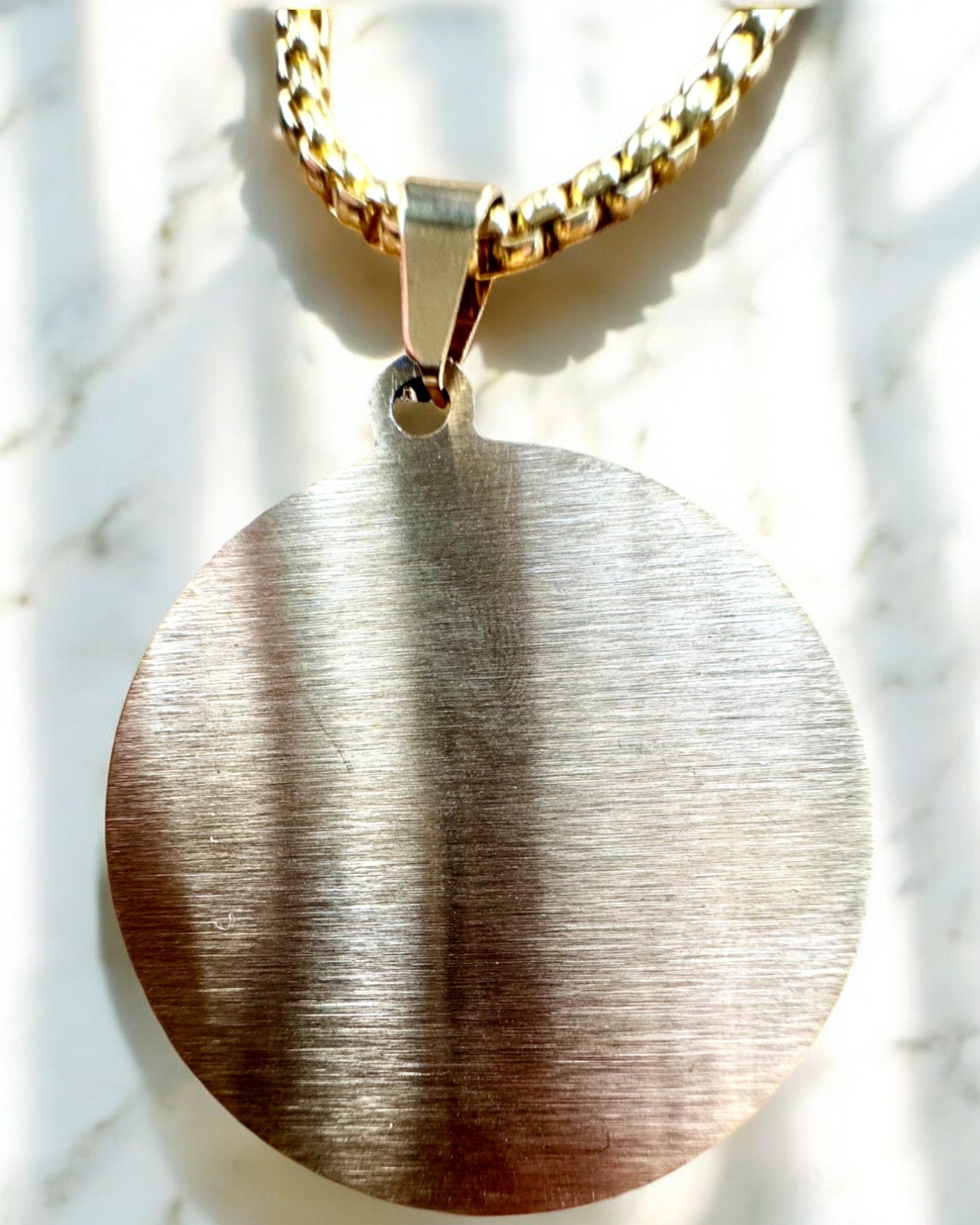 Amuleto del Potere Misterioso - Collana con Incisione, 2 varianti di colore a scelta