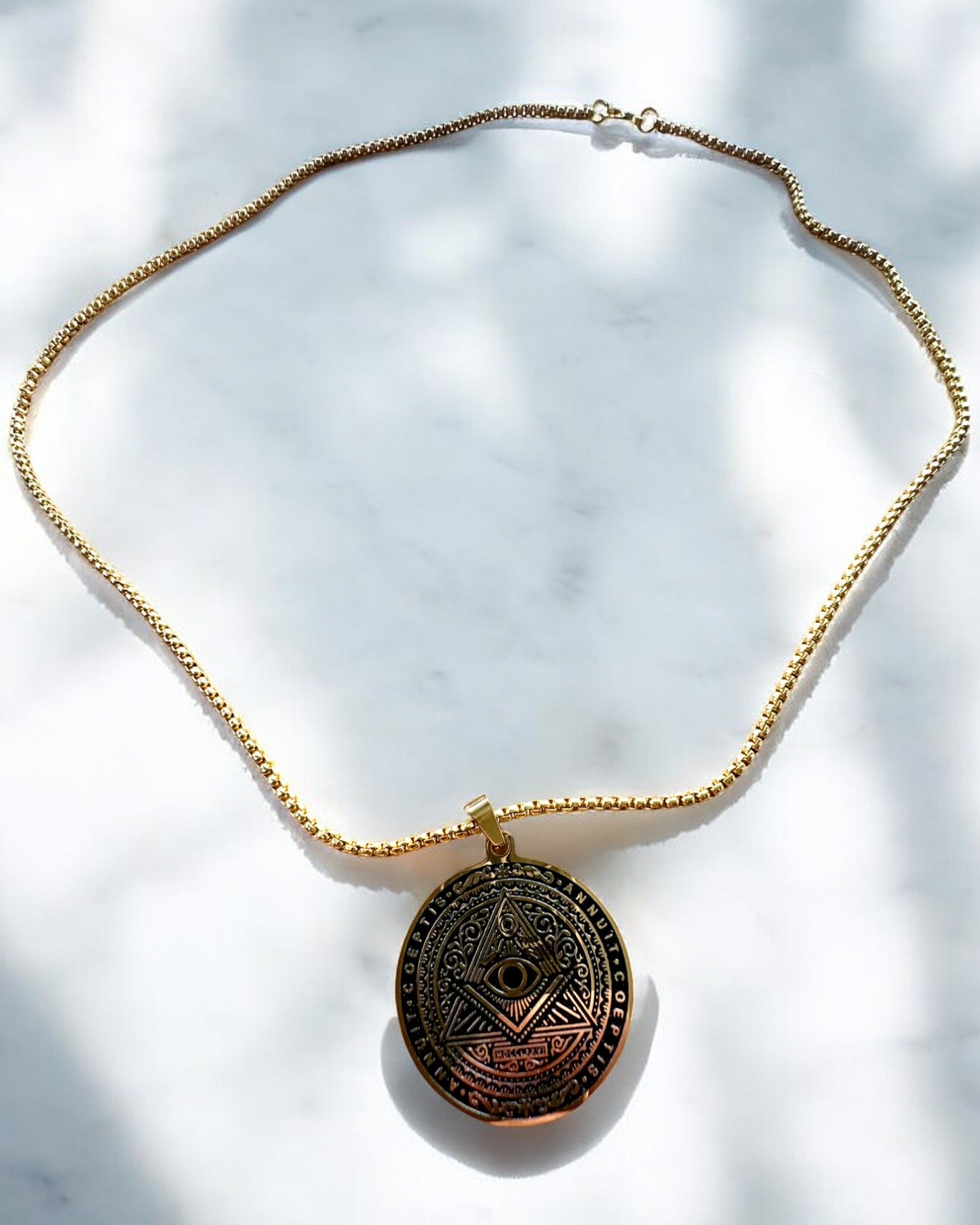 Amuleto del Potere Misterioso - Collana con Incisione, 2 varianti di colore a scelta