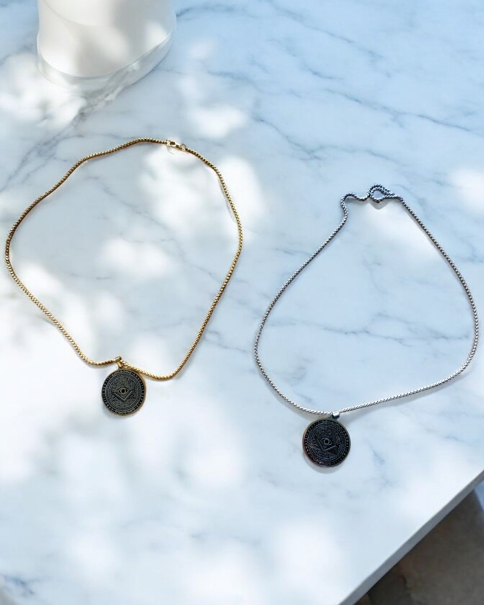Amuleto del Potere Misterioso - Collana con Incisione, 2 varianti di colore a scelta