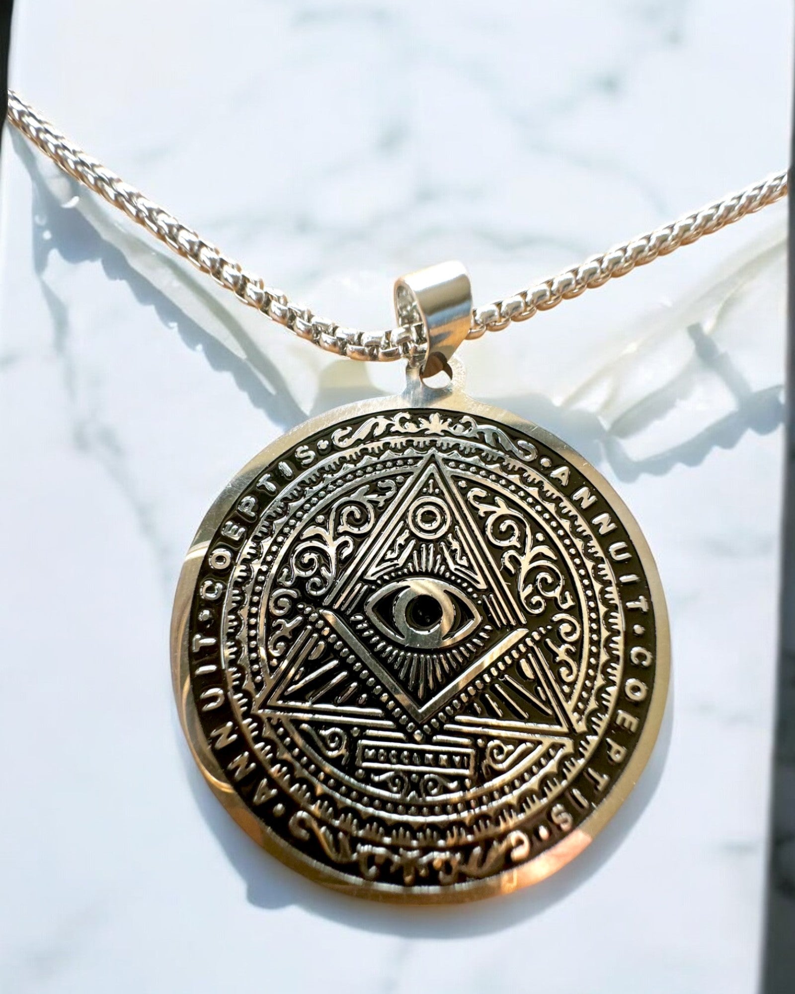 Amuleto del Potere Misterioso - Collana con Incisione, 2 varianti di colore a scelta