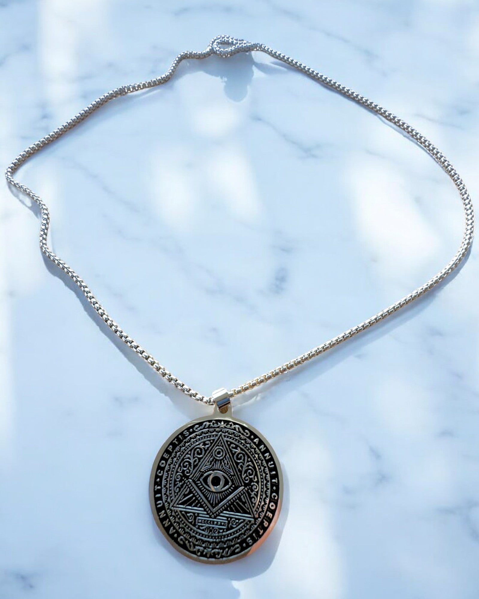 Amuleto del Potere Misterioso - Collana con Incisione, 2 varianti di colore a scelta