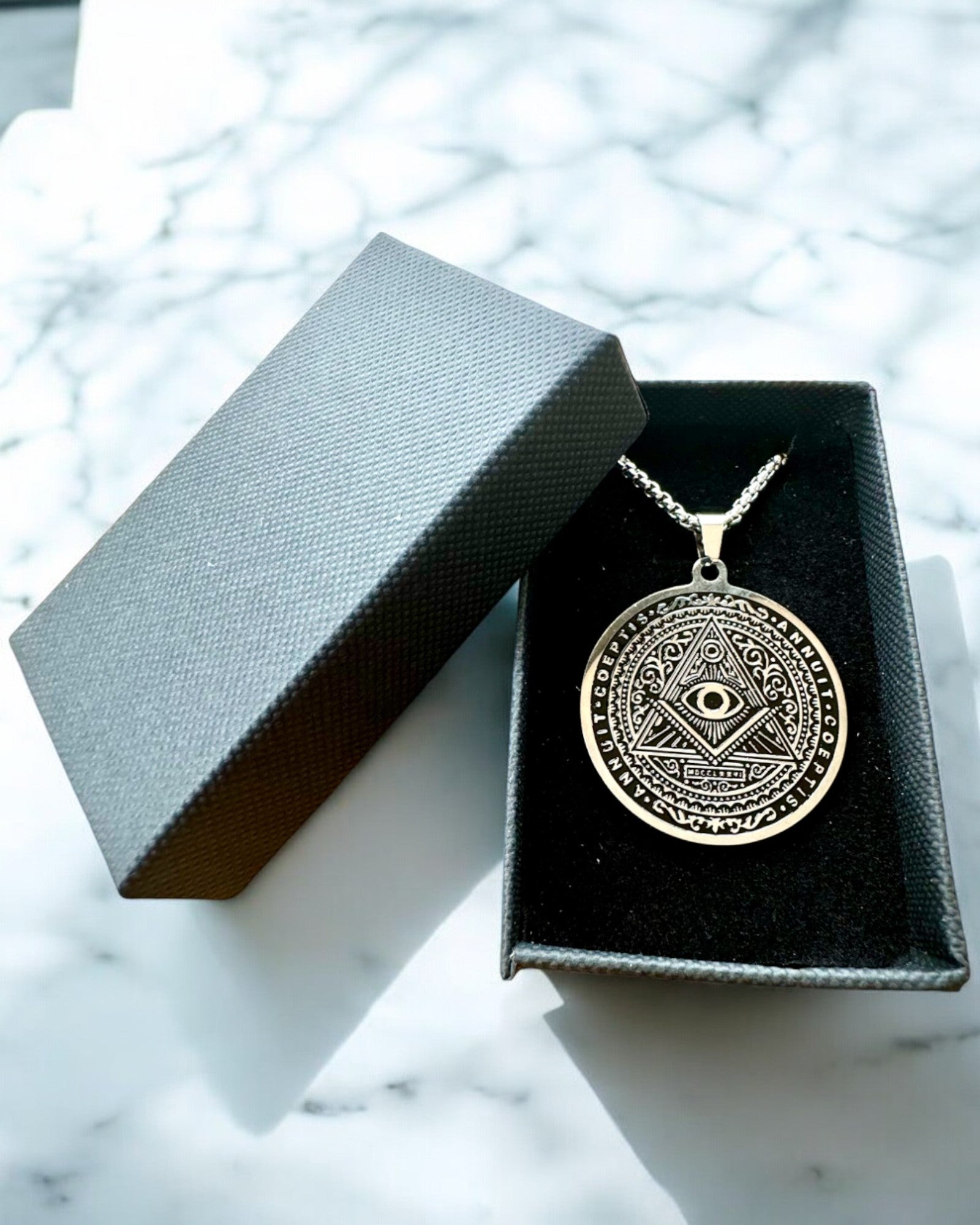 Amuleto del Potere Misterioso - Collana con Incisione, 2 varianti di colore a scelta