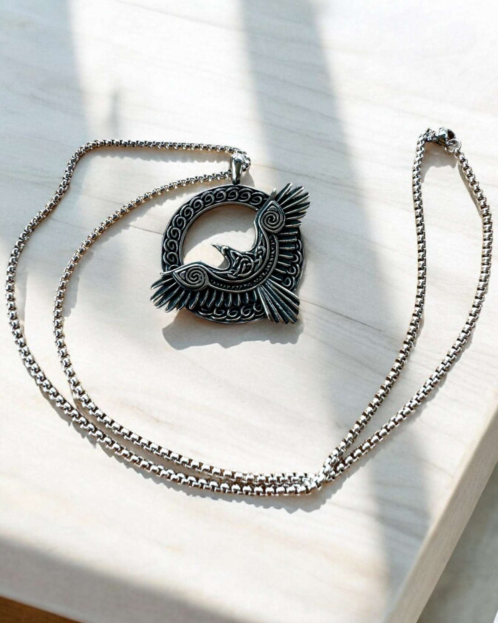 Amuleto del Falco d'Acciaio - Collana con incisione, ispirata all'arte Celtica, per regalo