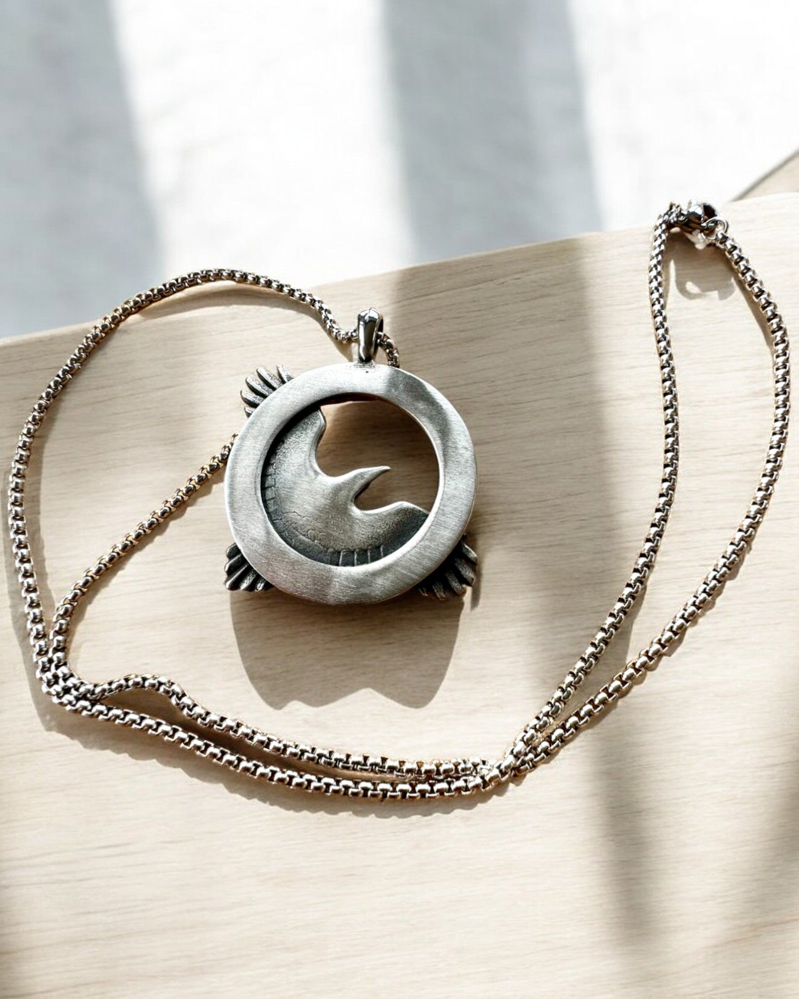 Amuleto del Falco d'Acciaio - Collana con incisione, ispirata all'arte Celtica, per regalo