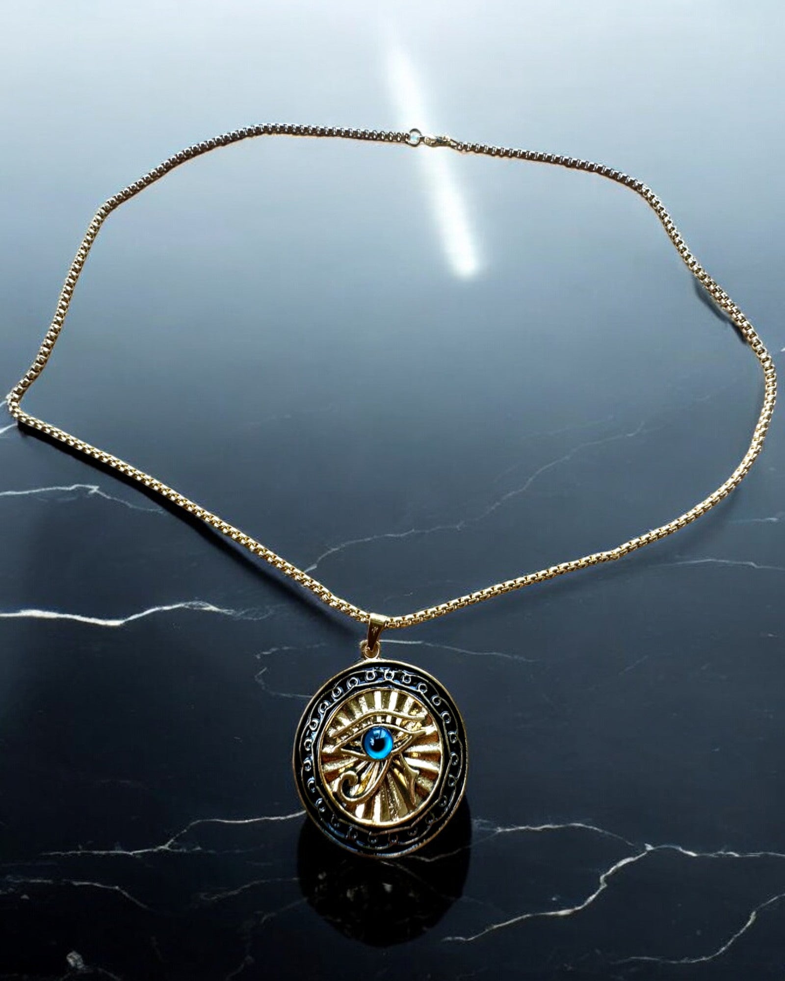 Amuleto "Oko Horusa" - Eleganza e Protezione, possibilità di personalizzazione con incisione per regalo