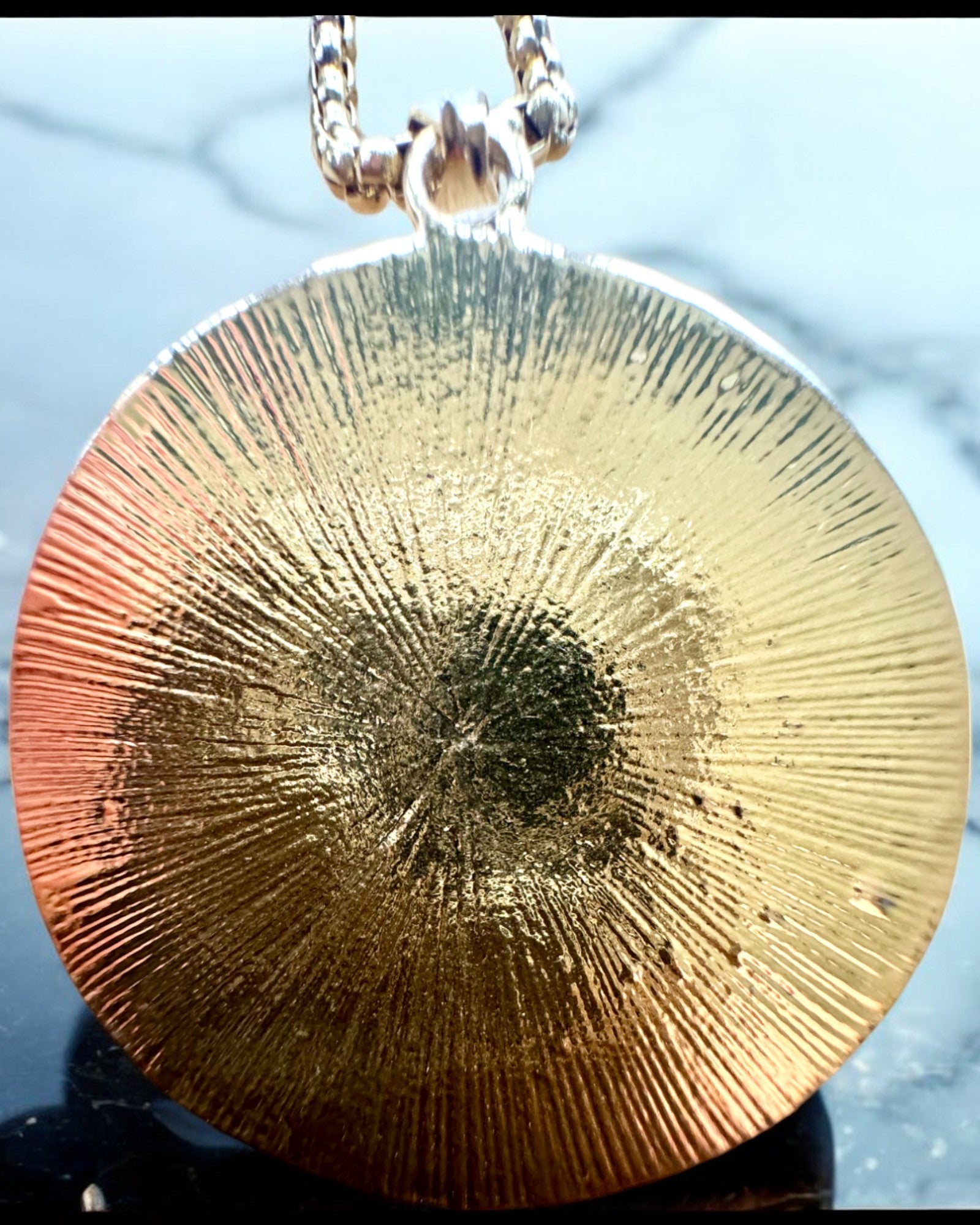 Amuleto "Oko Horusa" - Eleganza e Protezione, possibilità di personalizzazione con incisione per regalo