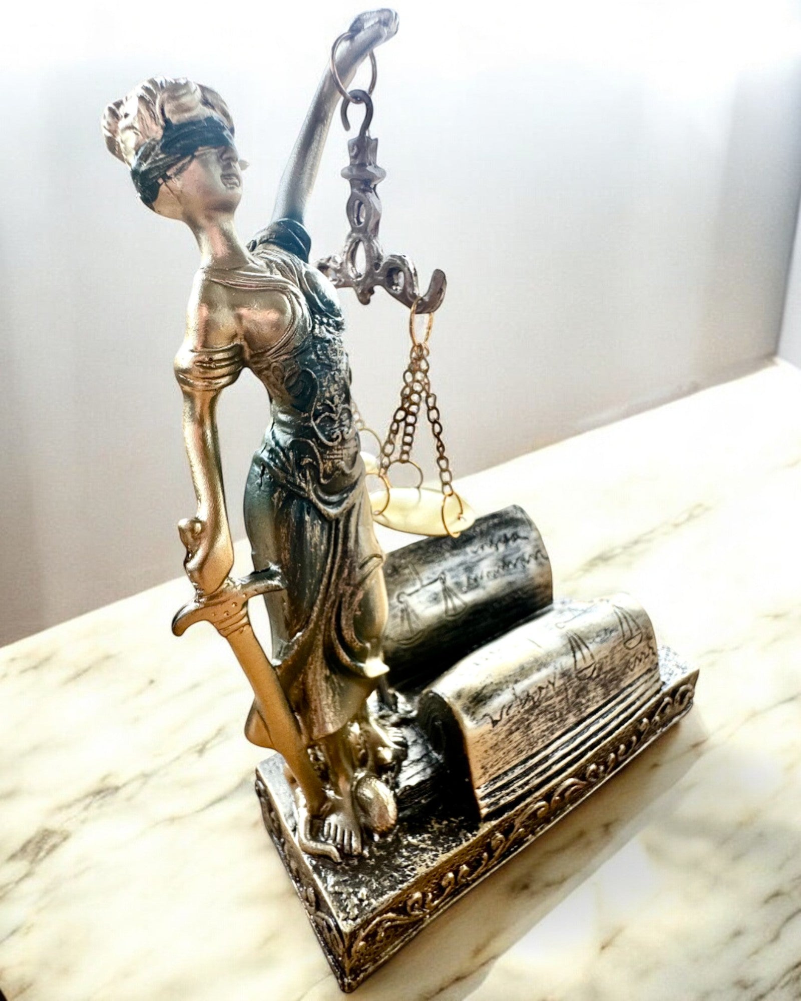 Statuetta "Justicia 2" - Dea della Giustizia – Decorazione Artistica per Scaffale, Artigianato in Resina, personalizzazione con incisione