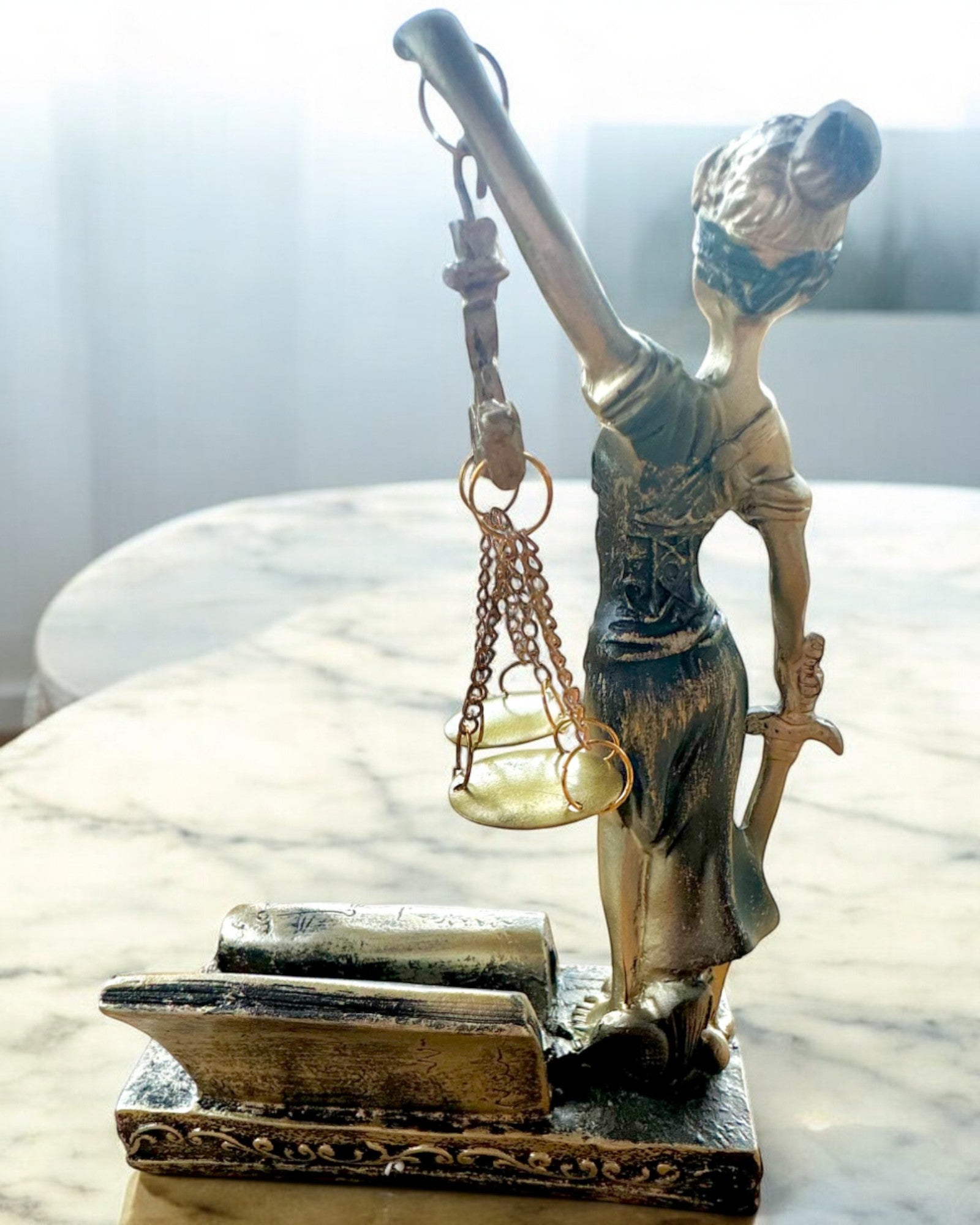 Statuetta "Justicia 2" - Dea della Giustizia – Decorazione Artistica per Scaffale, Artigianato in Resina, personalizzazione con incisione
