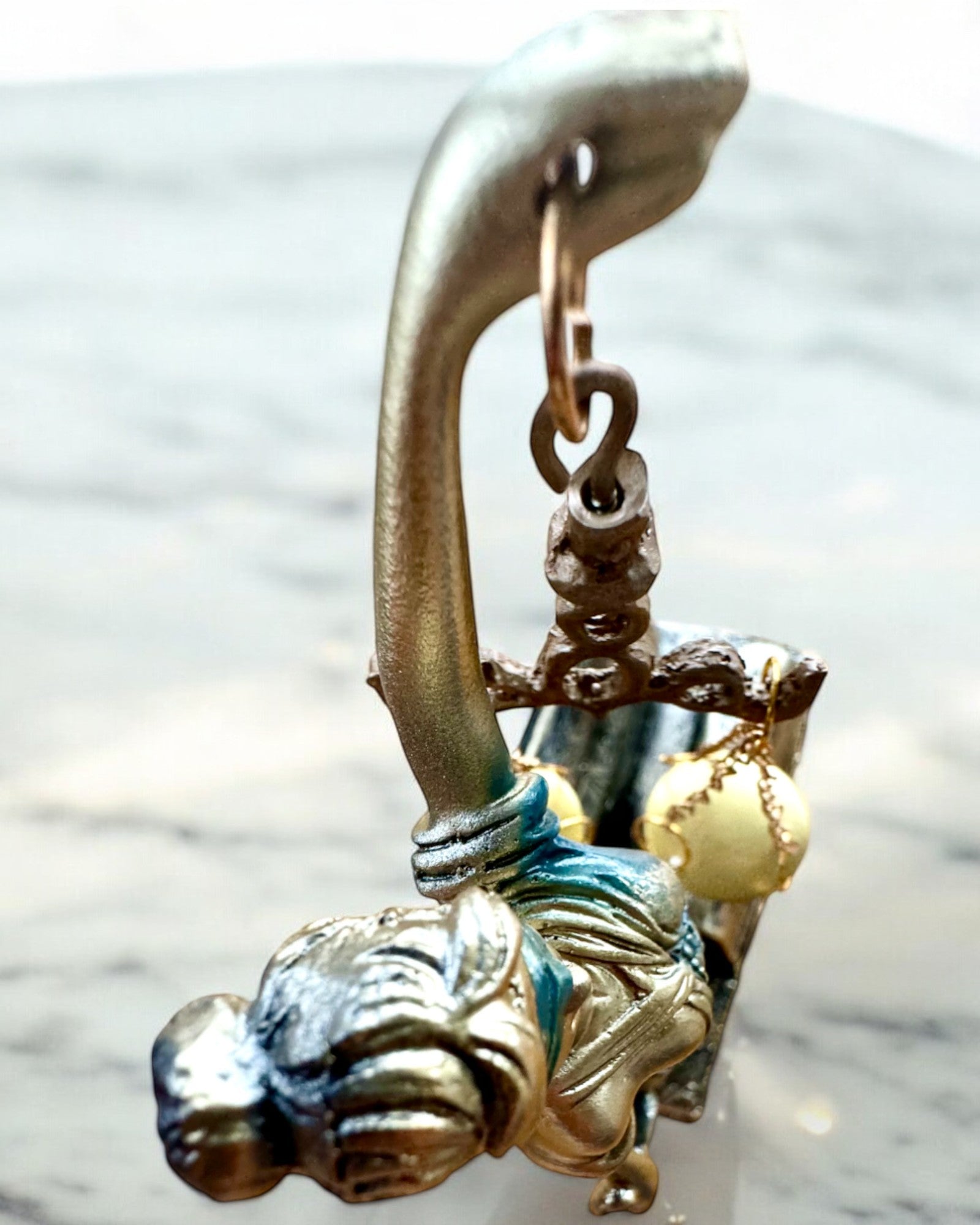 Statuetta "Justicia 2" - Dea della Giustizia – Decorazione Artistica per Scaffale, Artigianato in Resina, personalizzazione con incisione