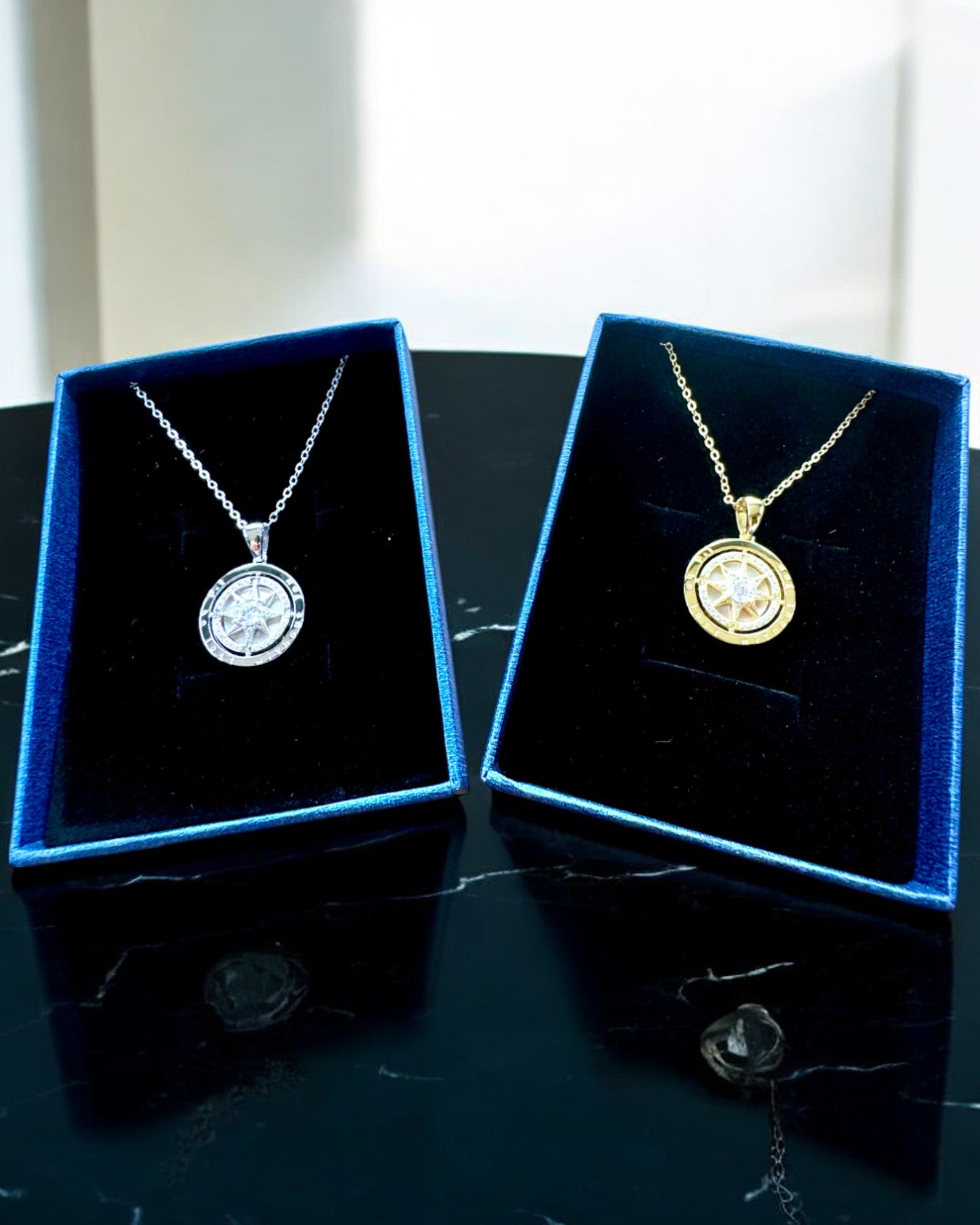 Collana Bussola "Direzione Stellare", possibilità di personalizzazione con incisione, 2 varianti di colore a scelta