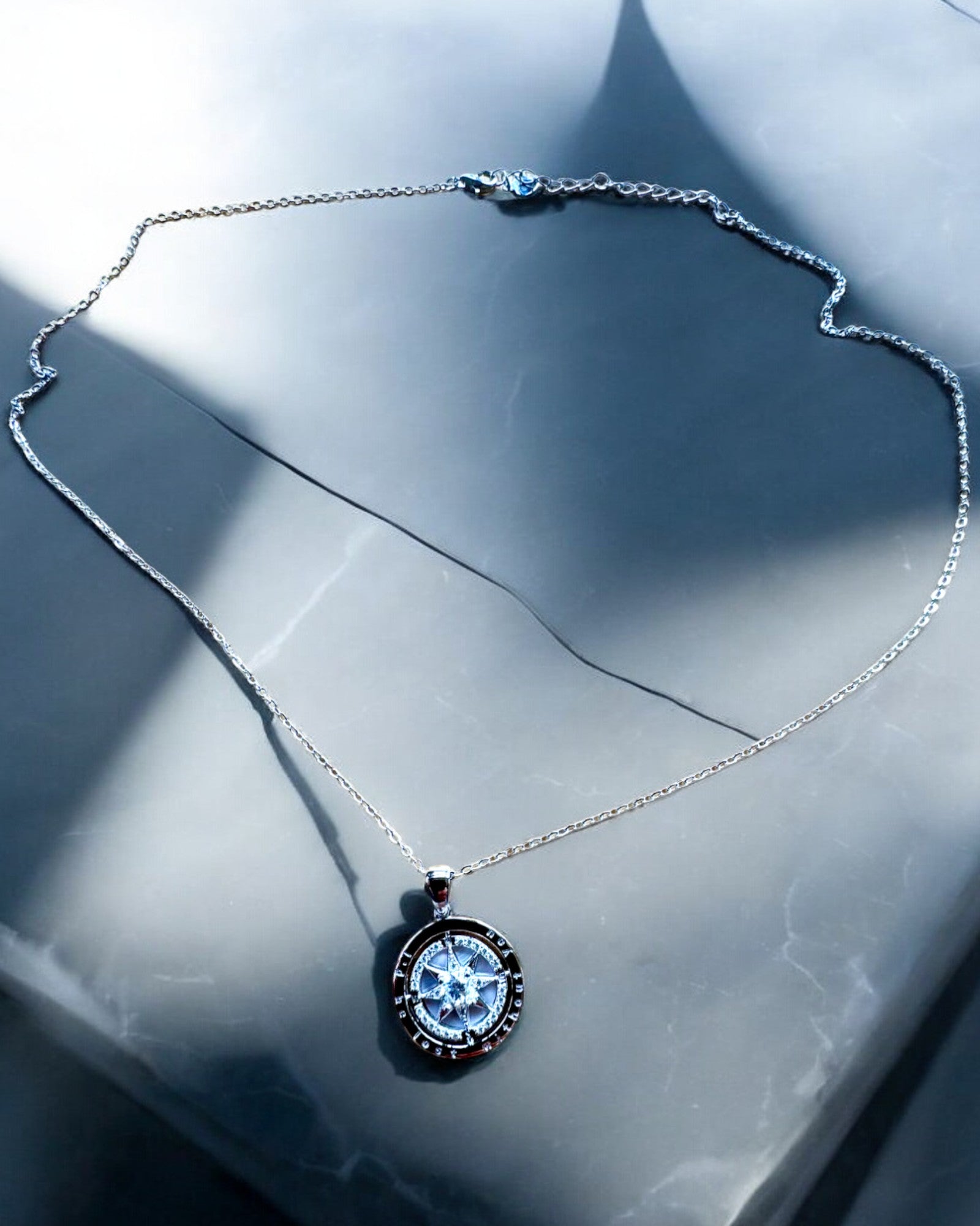 Collana Bussola "Direzione Stellare", possibilità di personalizzazione con incisione, 2 varianti di colore a scelta