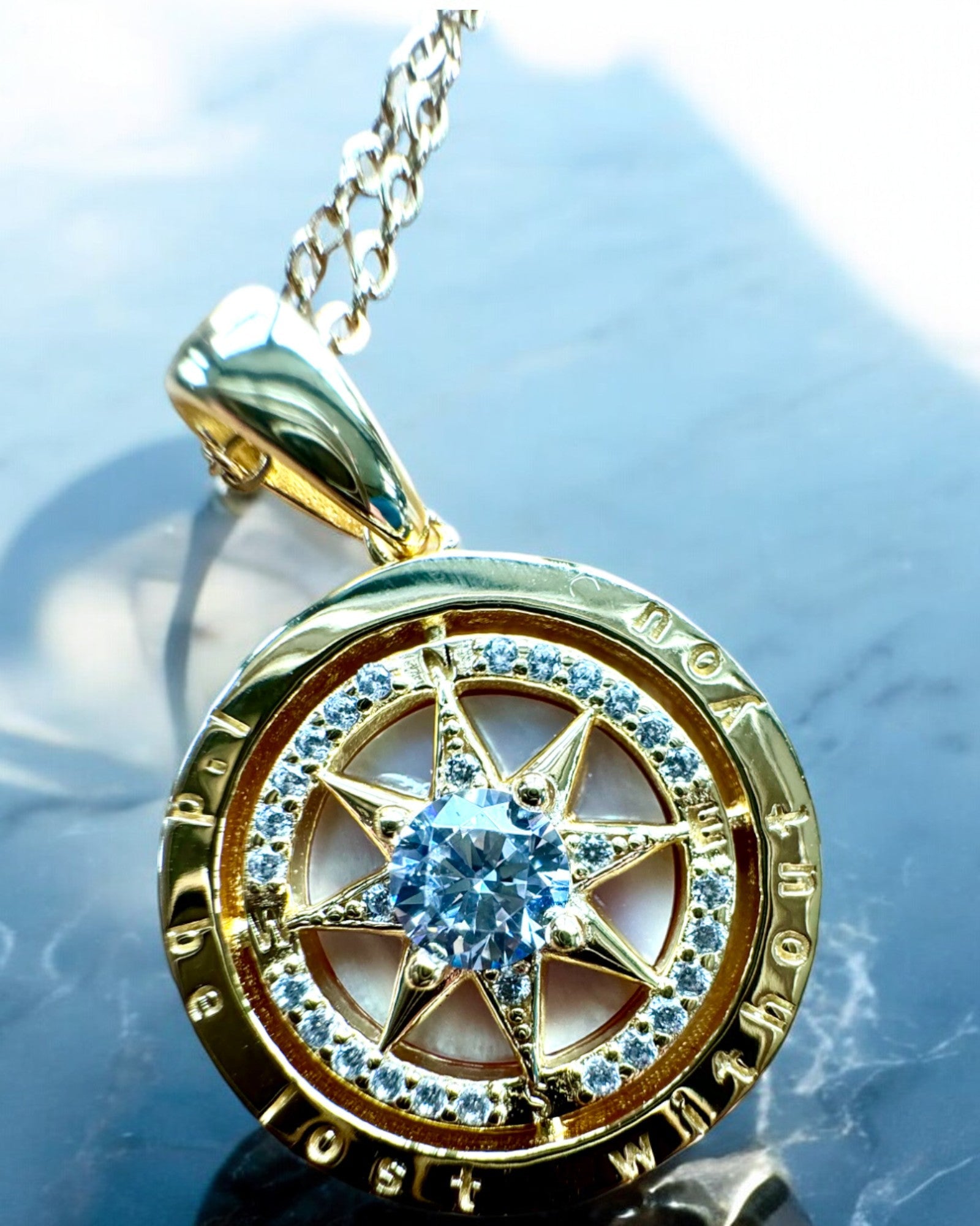 Collana Bussola "Direzione Stellare", possibilità di personalizzazione con incisione, 2 varianti di colore a scelta