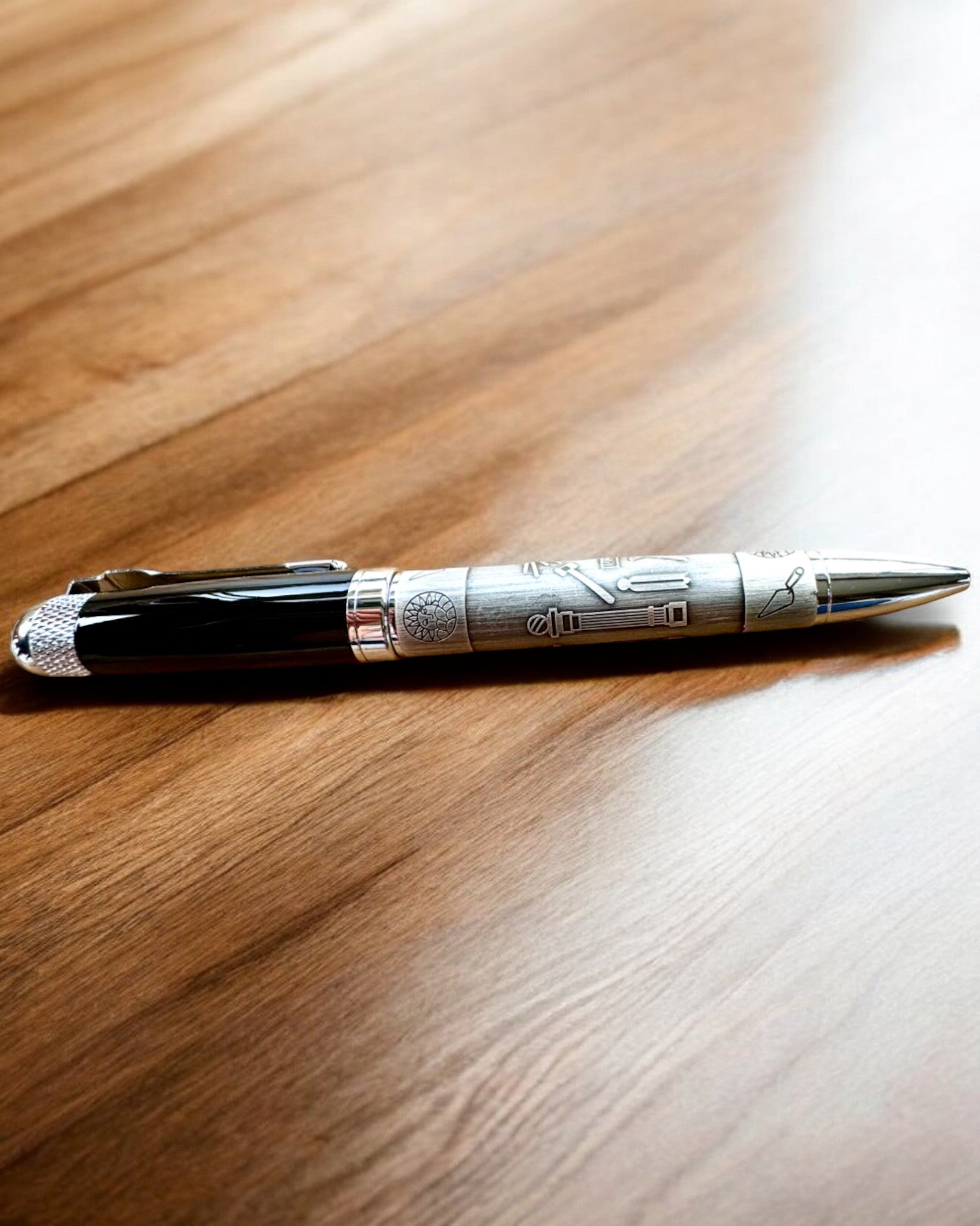 Penna Elegante "Armonia Maestra" con Opzione di Incisione - Motivi Simbolici, Argento Antico, possibilità di personalizzazione con incisione per regalo