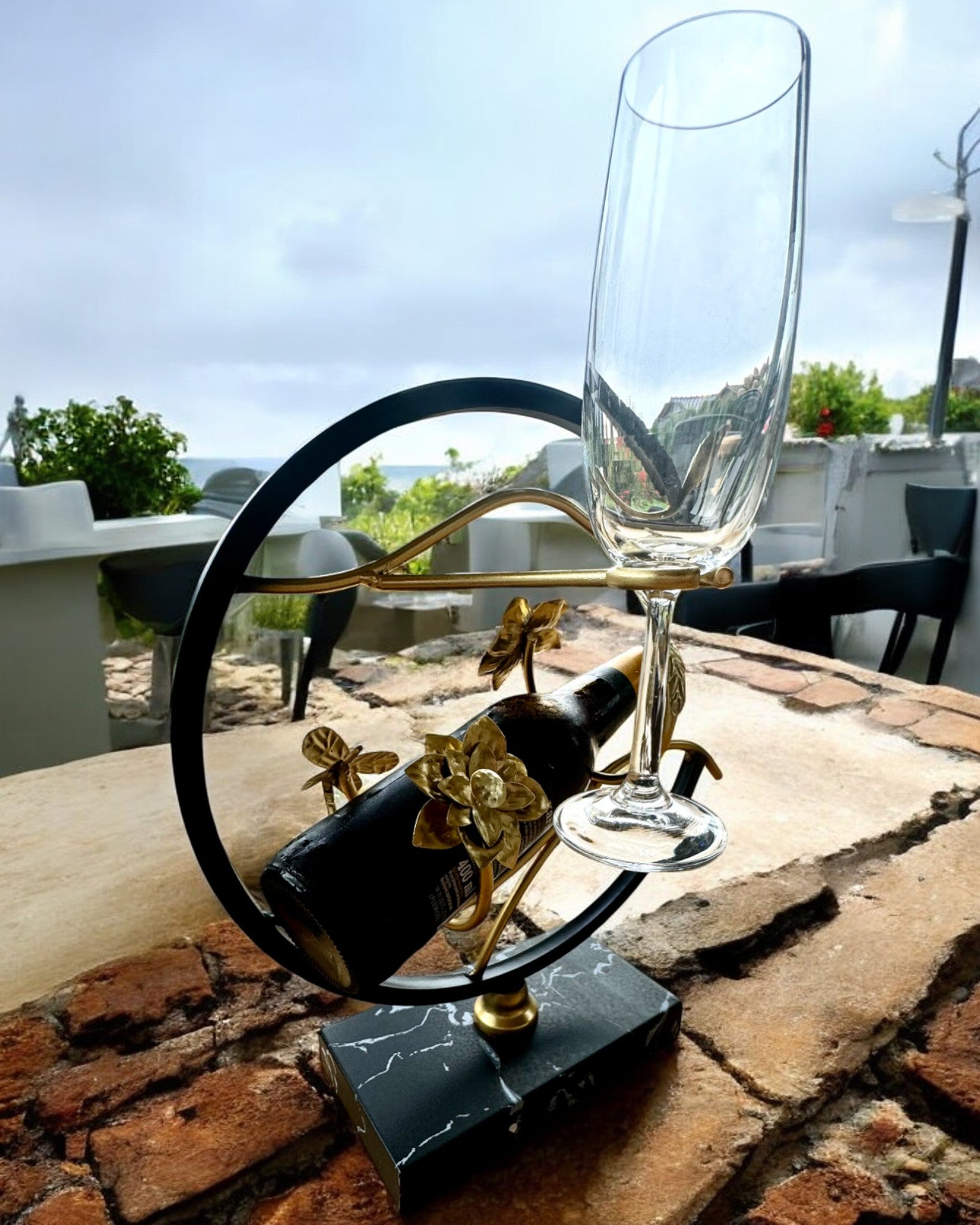 Stojak "Elegancki Owad" - per bottiglia di vino e bicchieri, altezza 33 cm, possibilità di personalizzazione con incisione per regalo