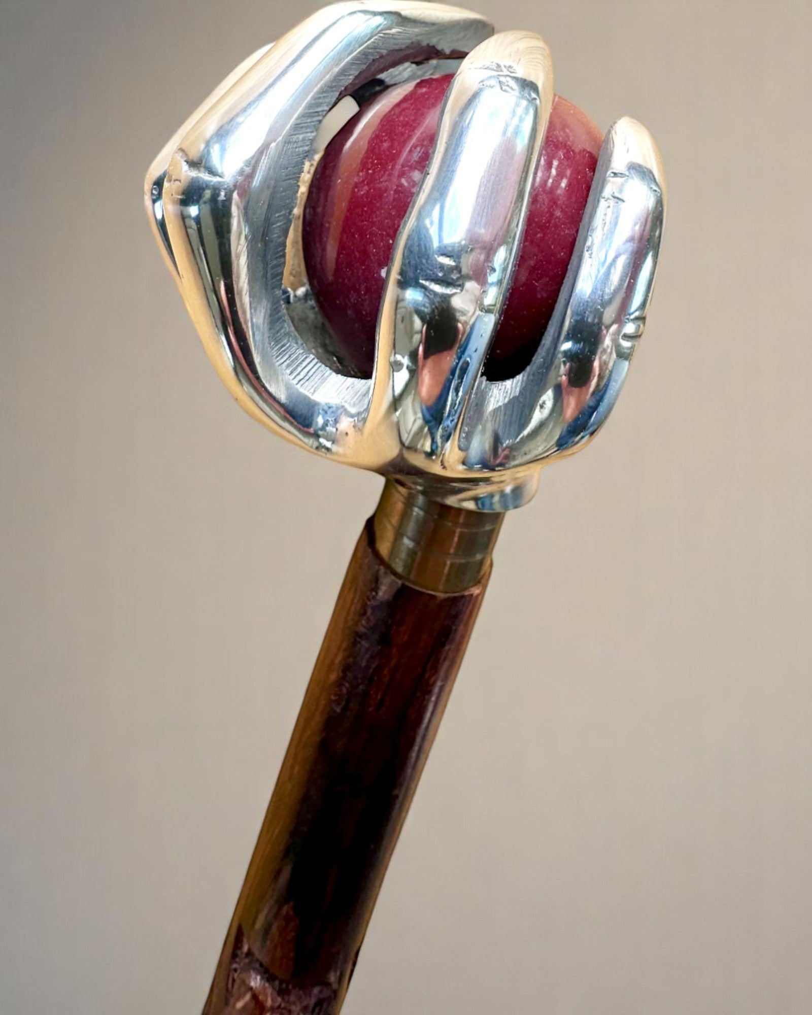 Bastone da passeggio "Mano Reale" – intagliato a mano in legno di mango indiano, possibilità di personalizzazione con incisione